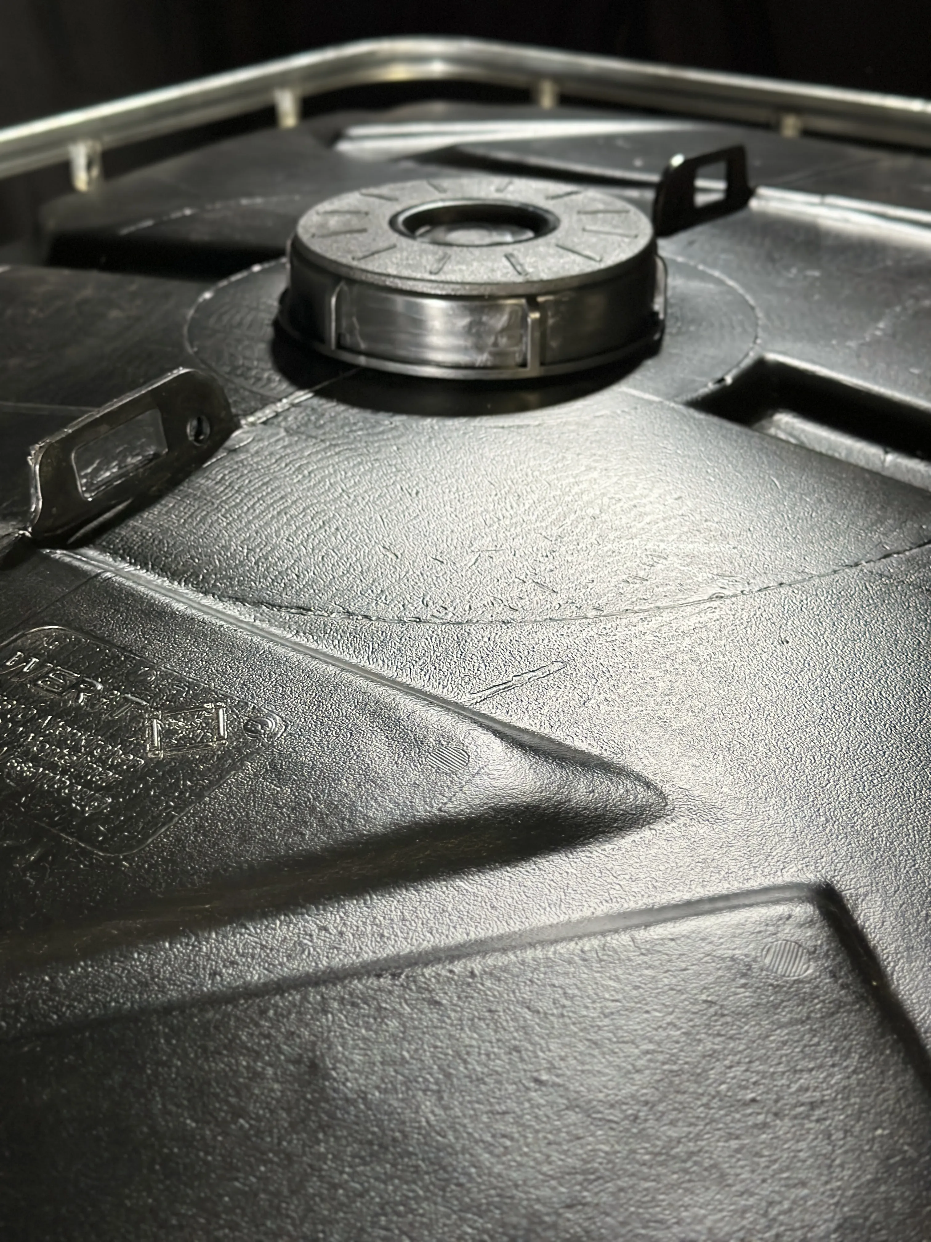 IBC-Container 1000l mit schwarzem UV-geschütztem, neuem Innenbehälter auf Stahlrahmenpalette 150mm Deckel mit Lebensmittelzulassung