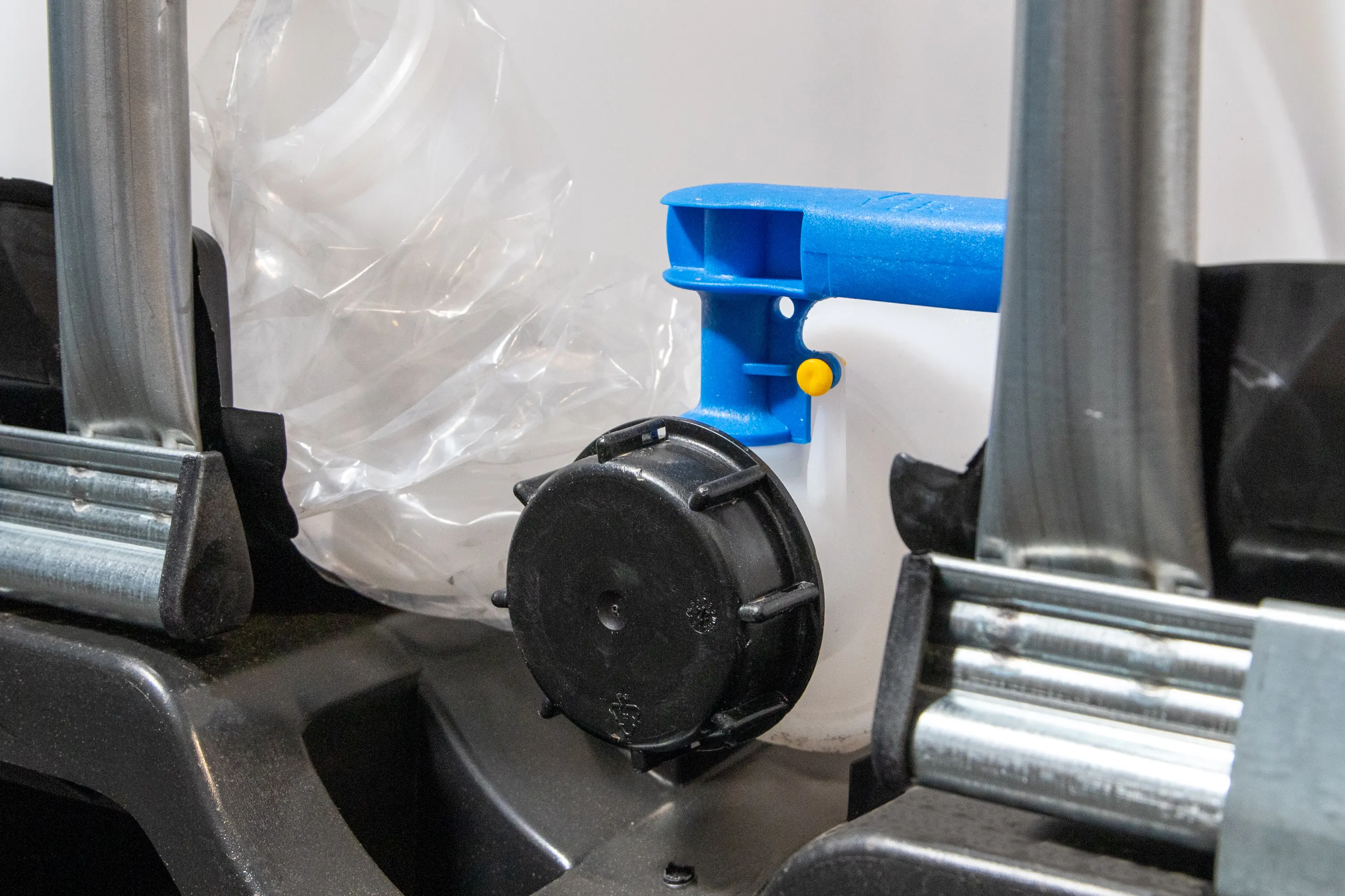 IBC-Container 600l neu (Bruch mittig an der Kunststoffpalette, Siehe Bild 4) 225mm Deckel mit Gefahrgutzulassung und Lebensmittelzulassung (Werit)