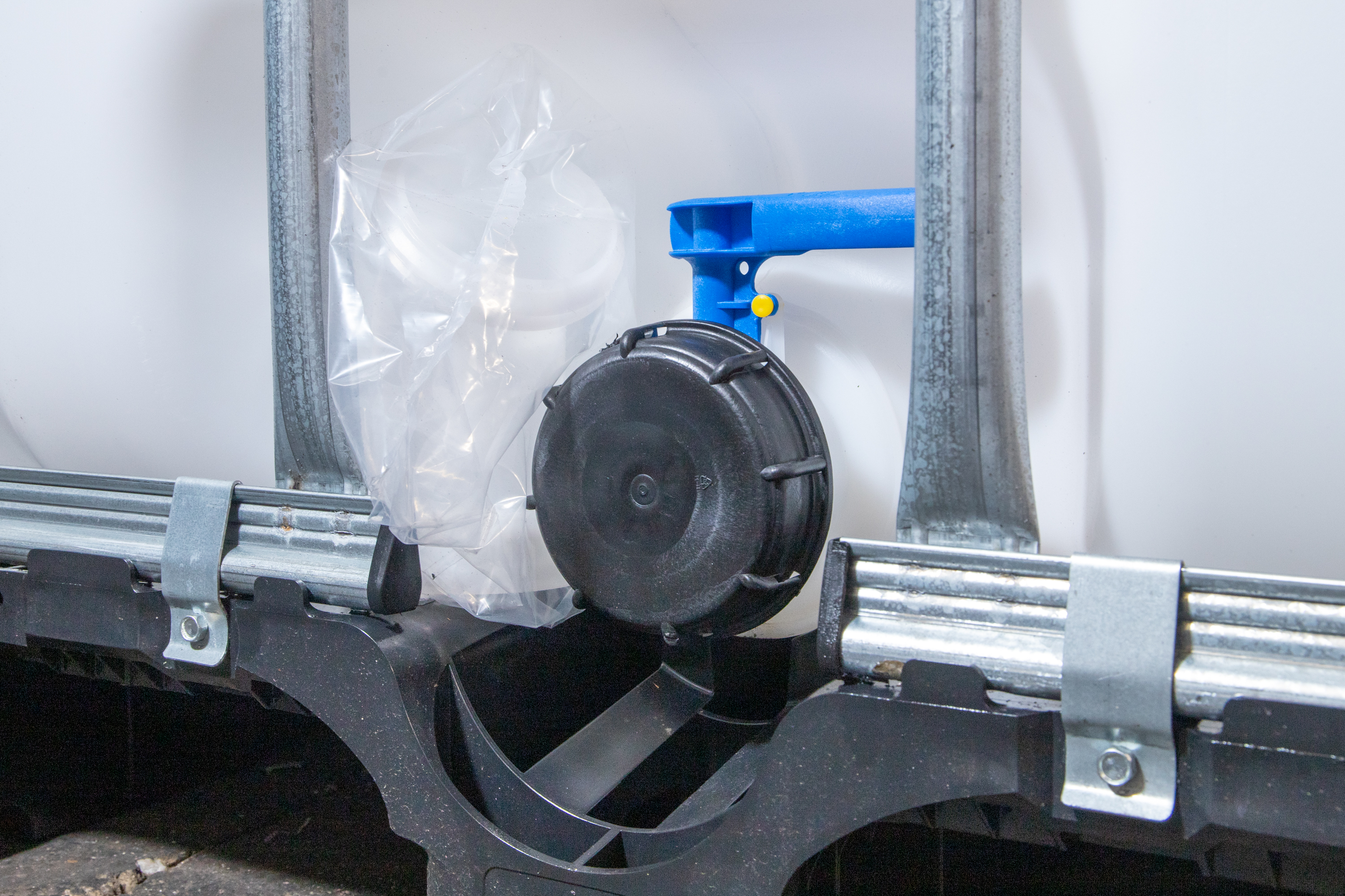 IBC-Container 1000l neu(mit beschädigter Gitterbox 4. Foto) auf Kunststoffpalette 400mm EXTRA großem Deckel mit Lebensmittelzulassung und 3-Zoll-Auslauf (Werit)