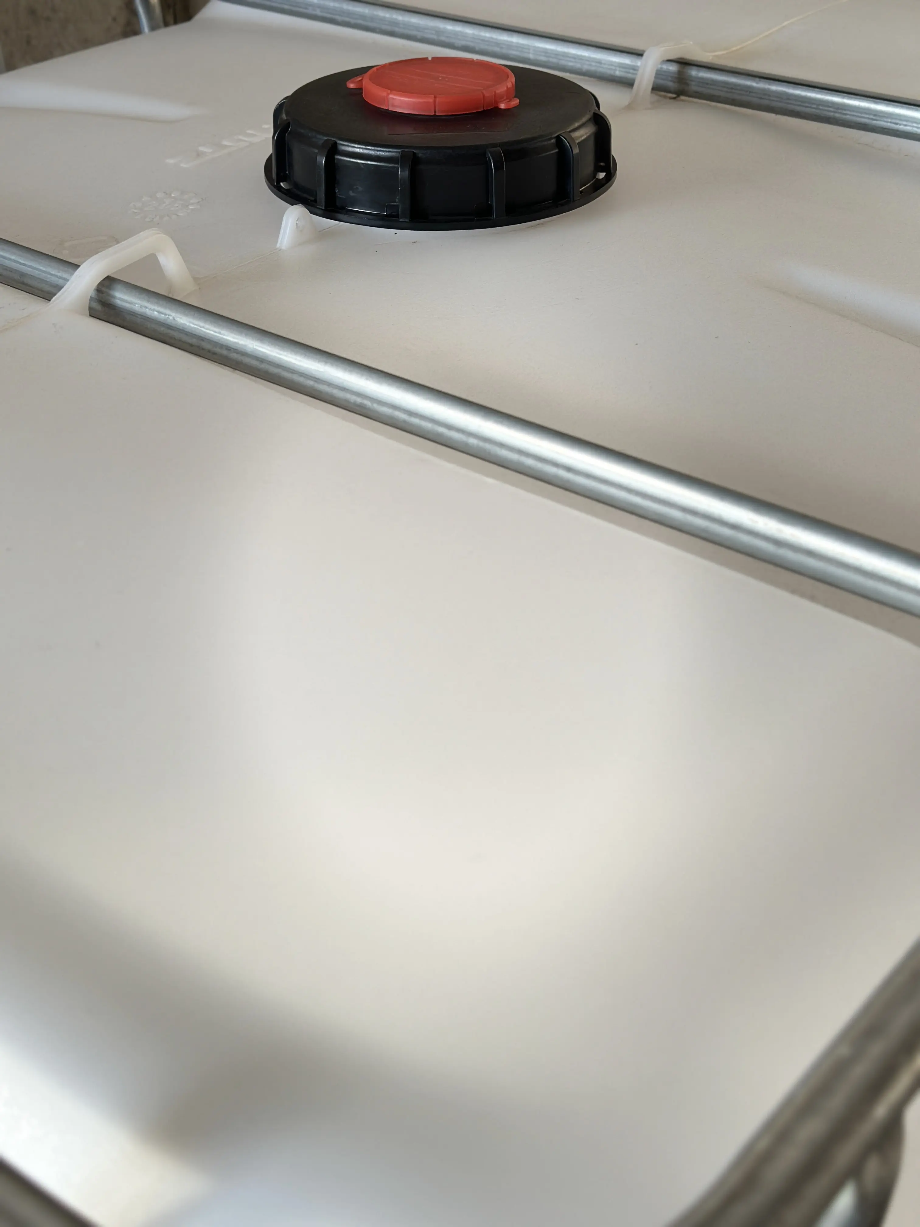 IBC-Container 1000l neu auf Stahlrahmenpalette 150mm Deckel mit Entgasung (Schütz) 