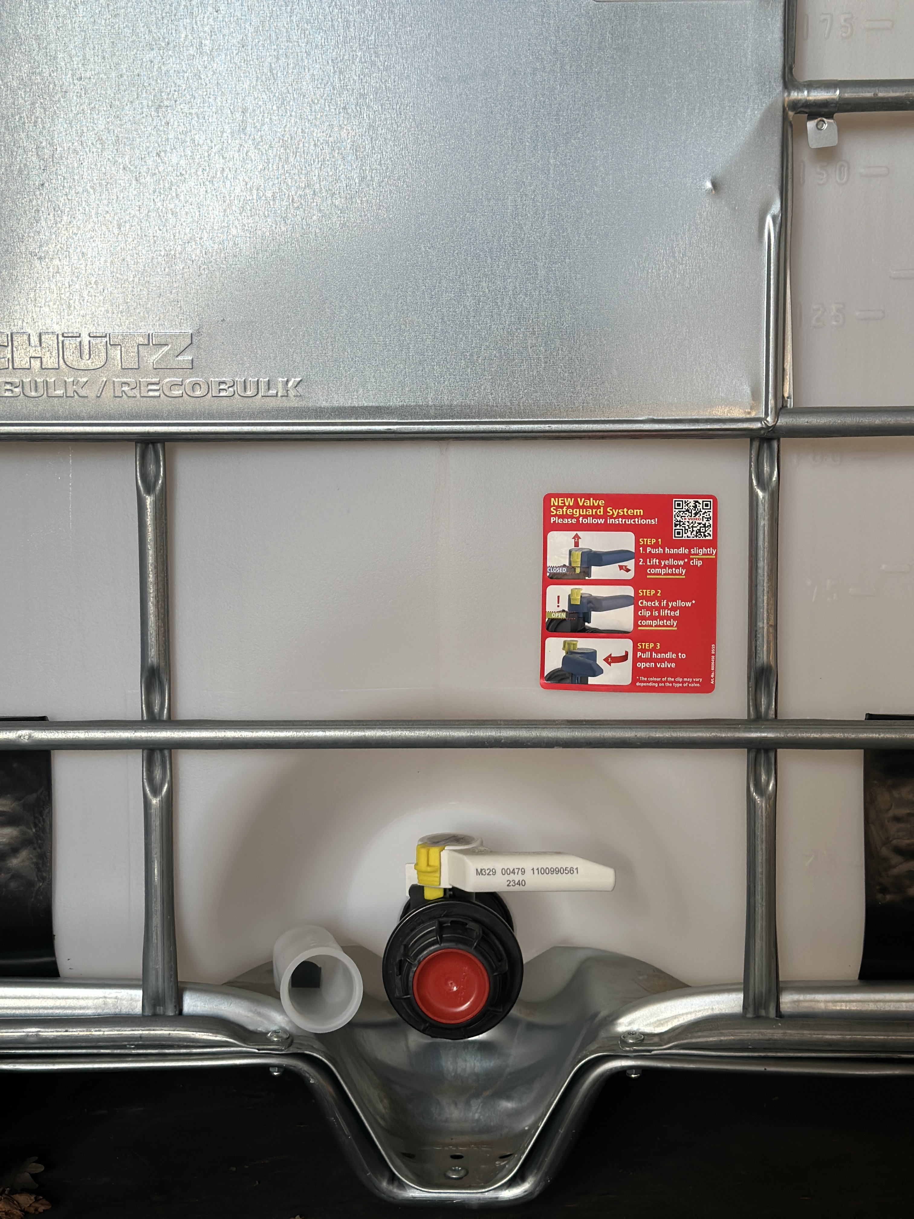 IBC-Container 1000l neu auf Stahlkufenpalette 150mm Deckel mit Gefahrgutzulassung und D15-Entgasung mit Kugelhahn (Schütz)