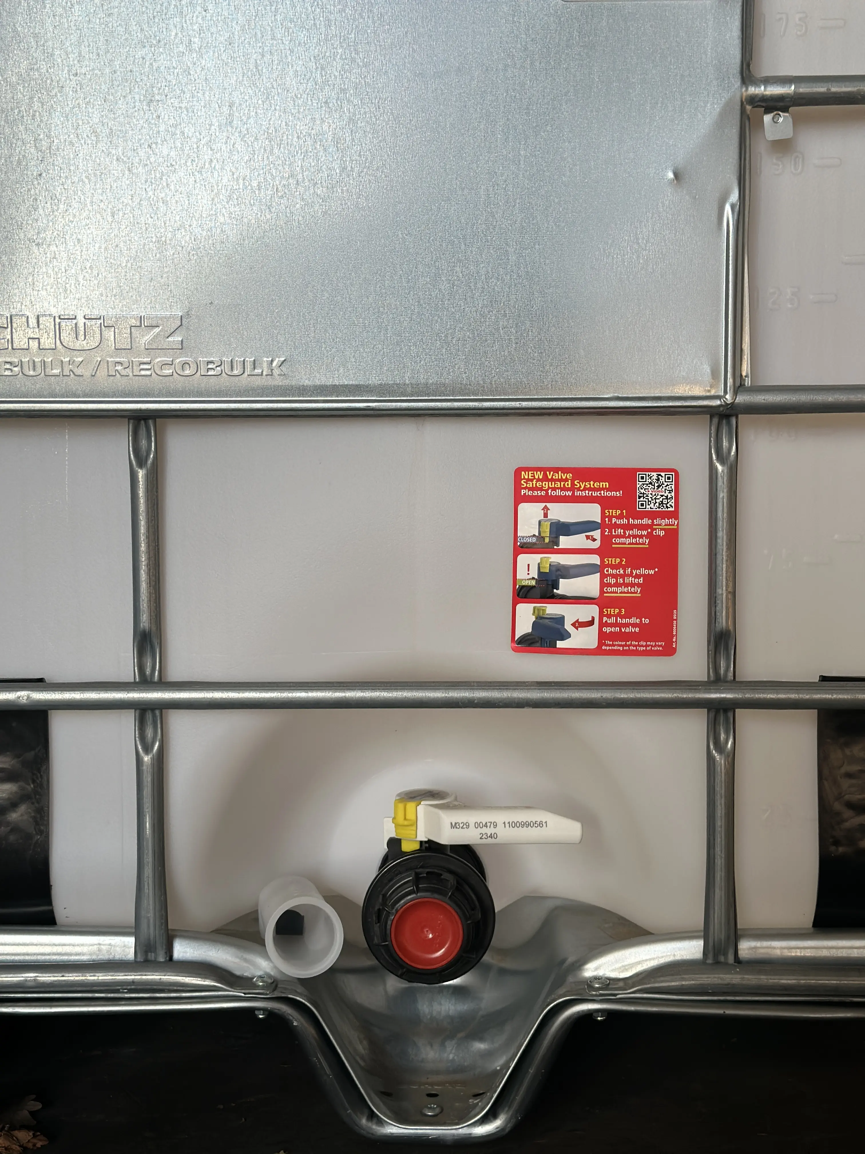 IBC-Container 1000l neu auf Stahlkufenpalette 150mm Deckel mit Gefahrgutzulassung und D15-Entgasung mit Kugelhahn (Schütz)