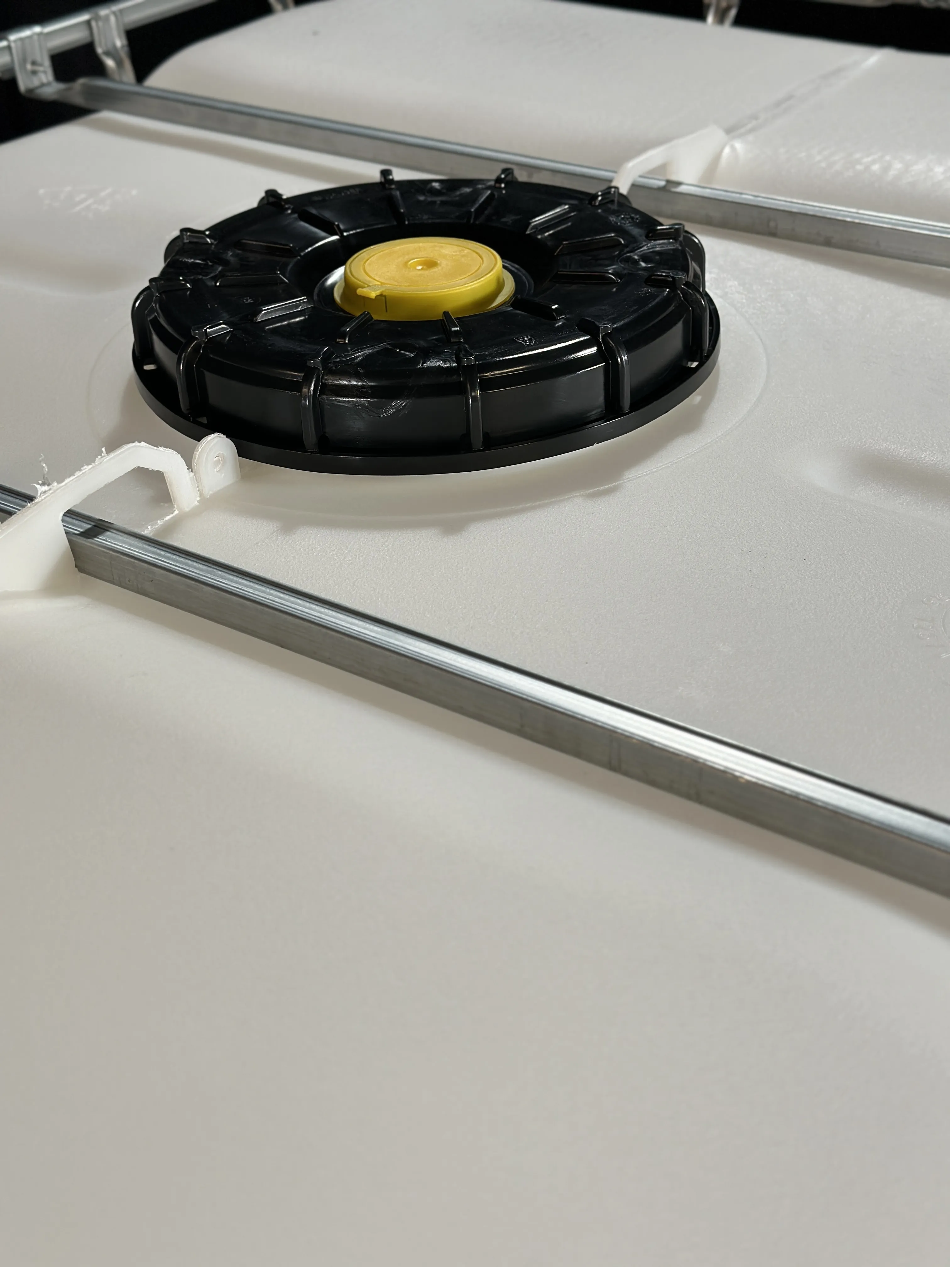 IBC-Container 1000l neu Ex-geschützt auf Hybridkufenpalette mit beschädigter Gitterbox (Foto 4) 225mm Deckel und Gefahrgutzulassung mit D15-Entgasung