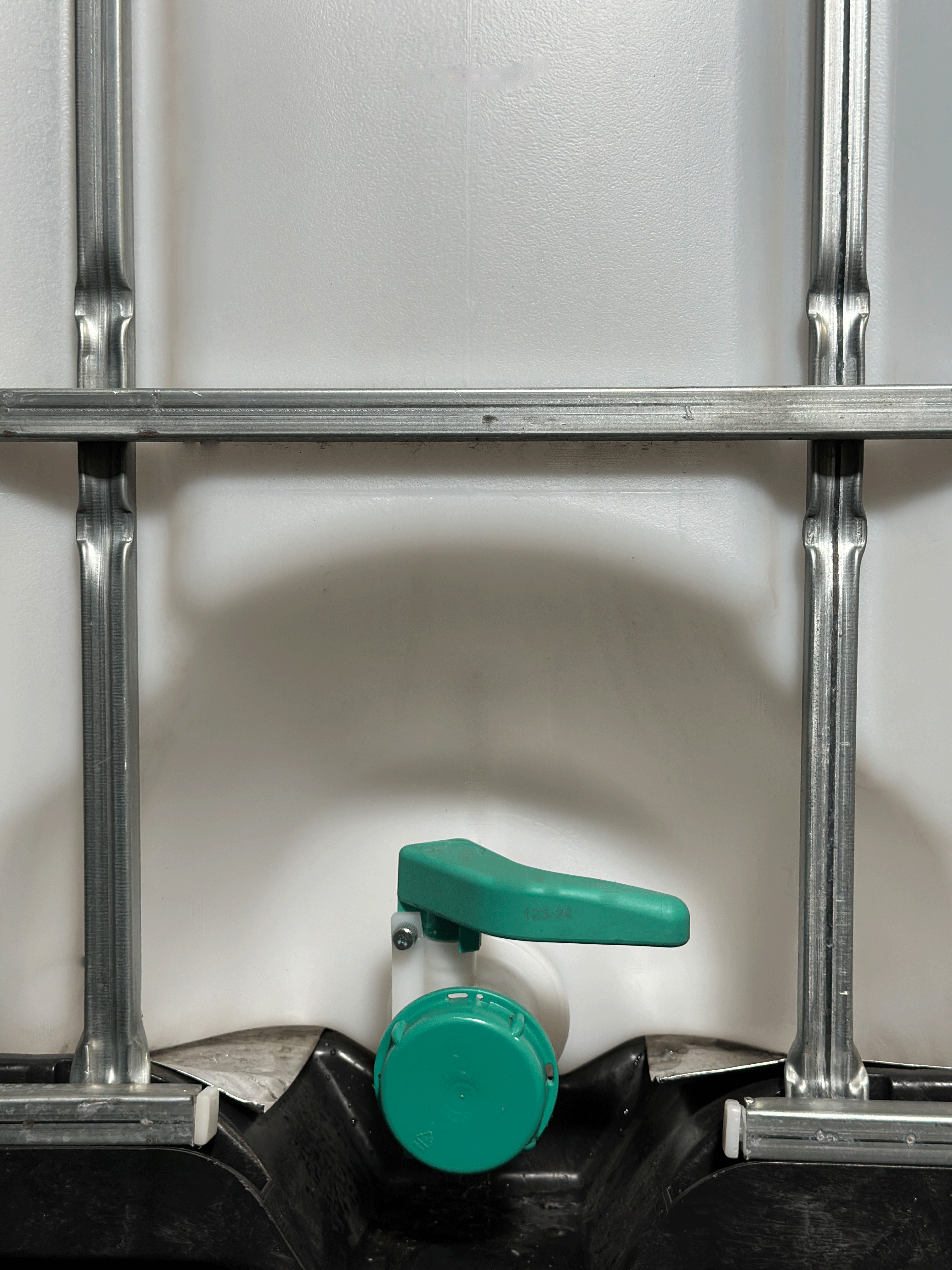 IBC-Container 1000l gereinigt 1.Wahl aus der Lebensmittelindustrie auf Kunststoffpalette 150mm Deckel