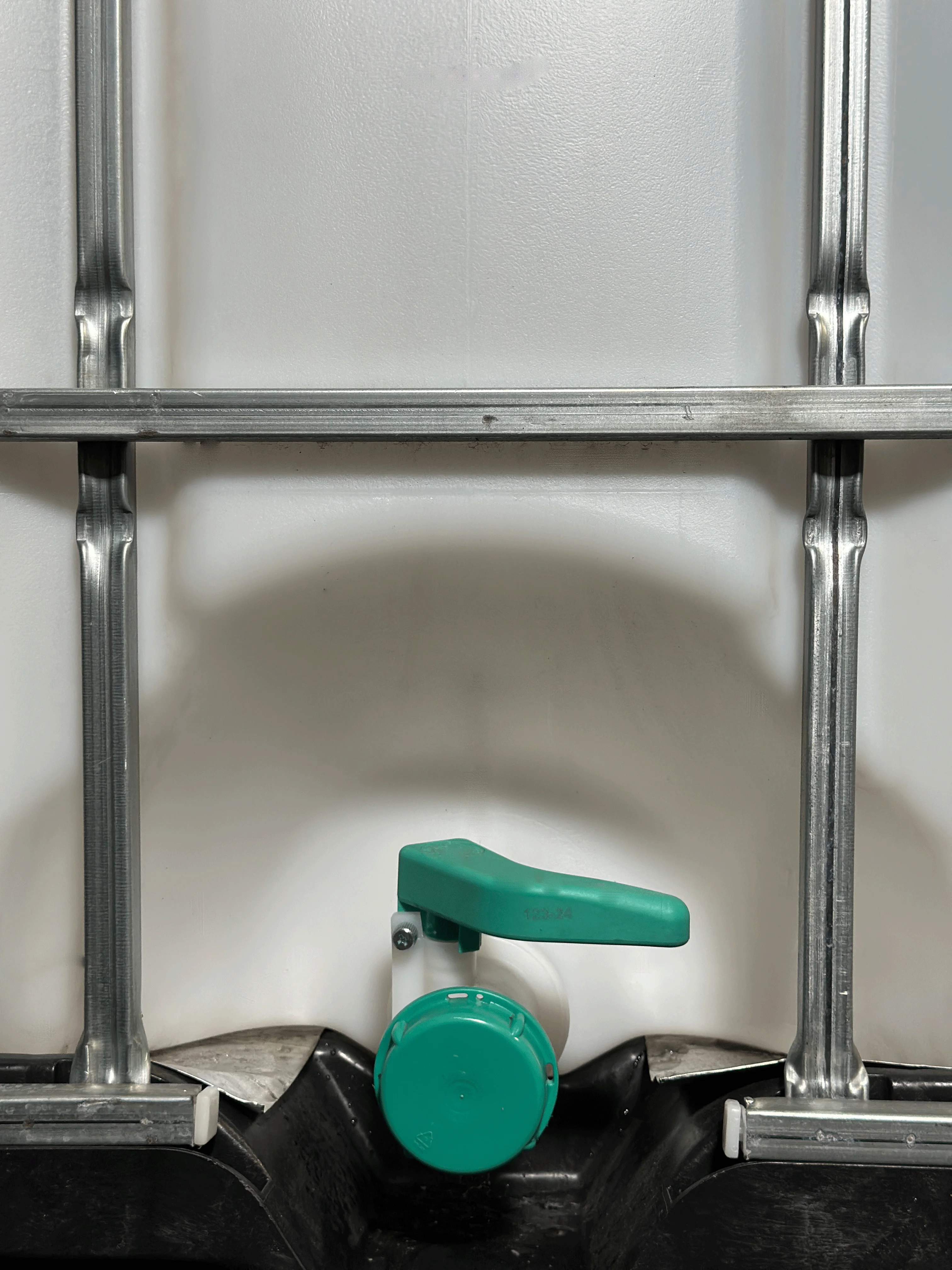 IBC-Container 1000l gereinigt 1.Wahl aus der Lebensmittelindustrie auf Kunststoffpalette 150mm Deckel IBC-Container 1000l gereinigt 1.Wahl aus der Lebensmittelindustrie auf Kunststoffpalette 150mm Deckel