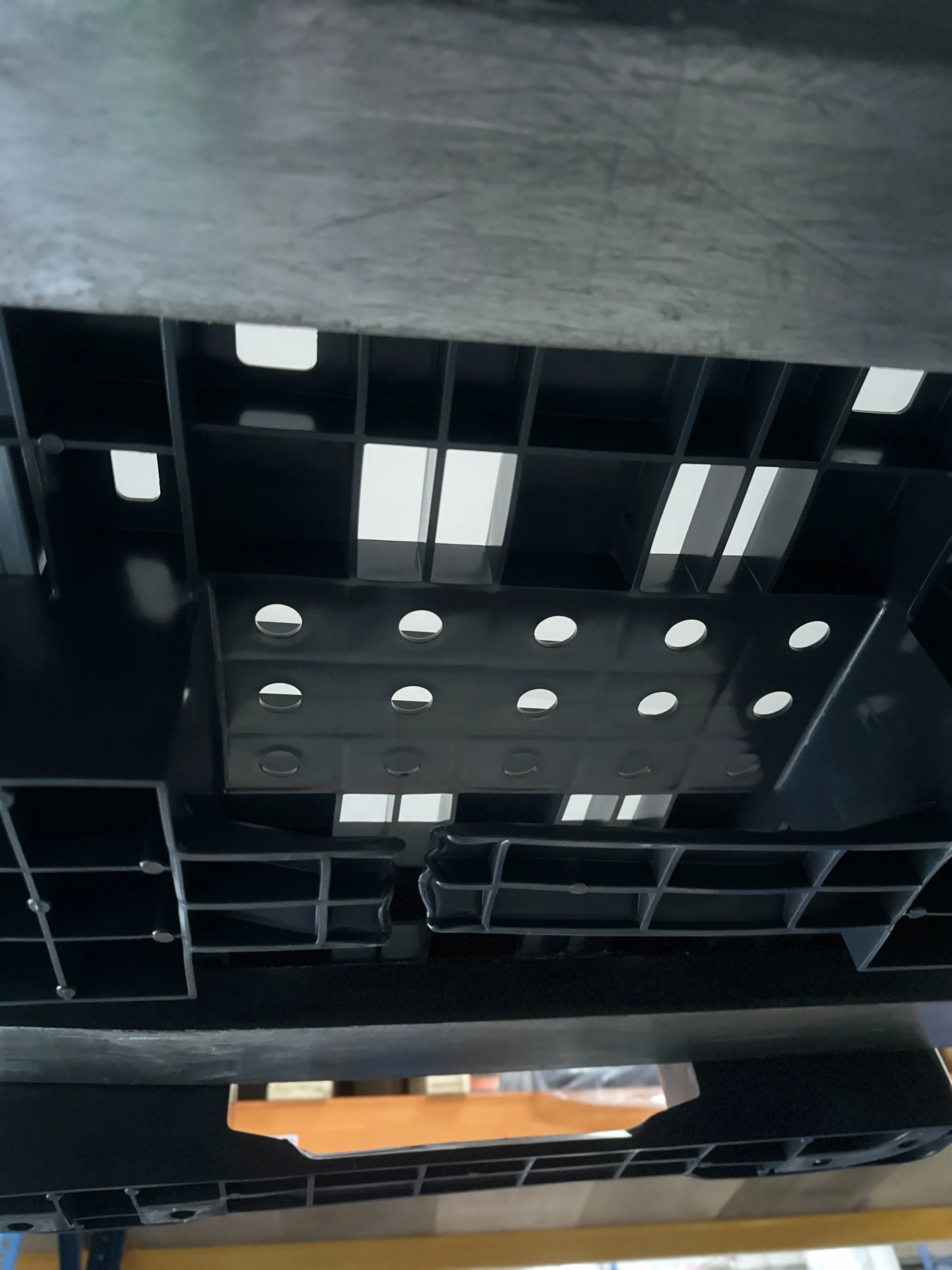 IBC-Container 600l neu (Bruch mittig an der Kunststoffpalette, Siehe Bild 4) 225mm Deckel mit Gefahrgutzulassung und Lebensmittelzulassung (Werit)