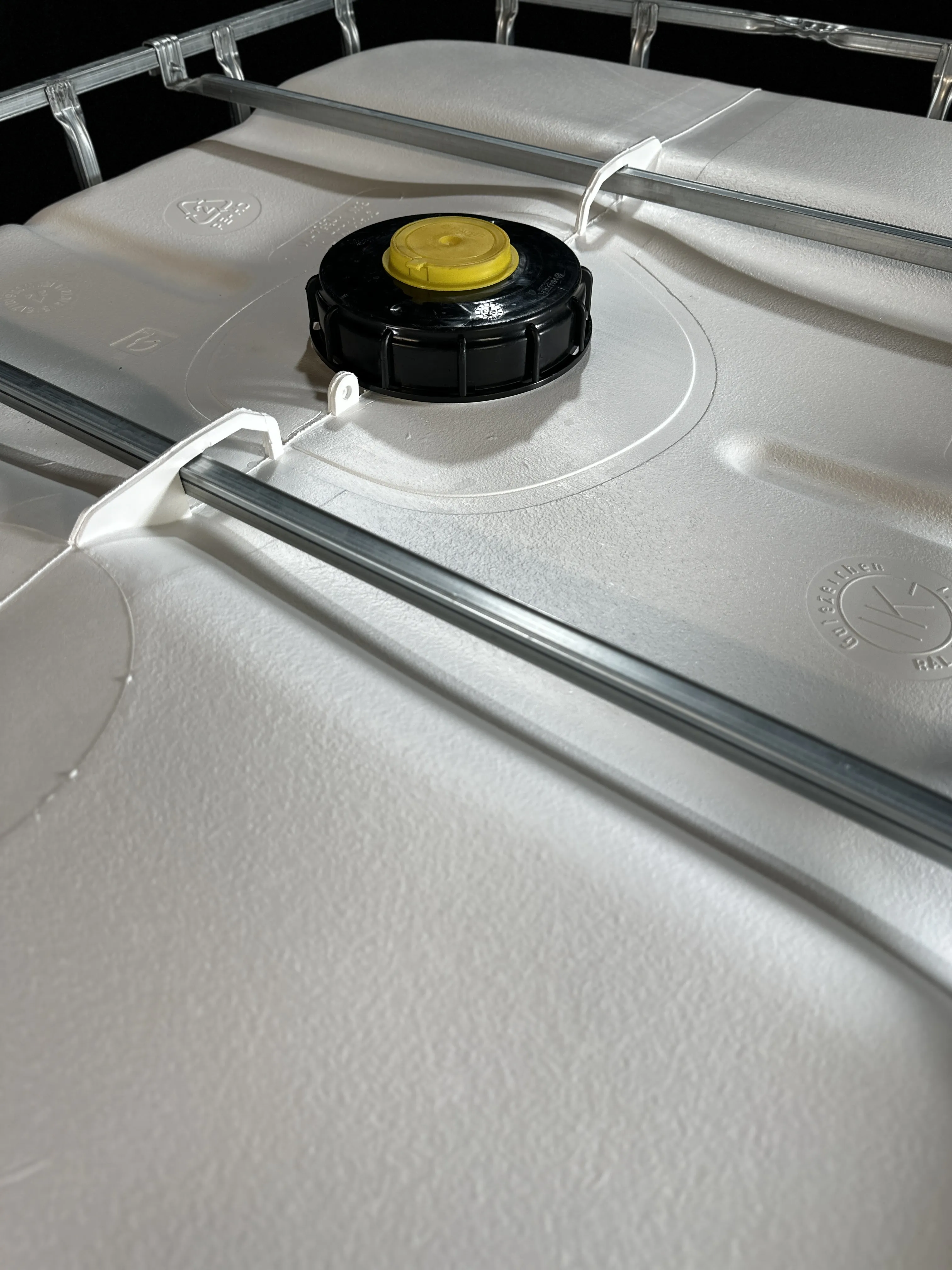 IBC-Container 1000l gereinigt 1. Wahl mit weißem UV-geschütztem Innenbehälter auf Kunststoffpalette 150mm Deckel und Gefahrgutzulassung