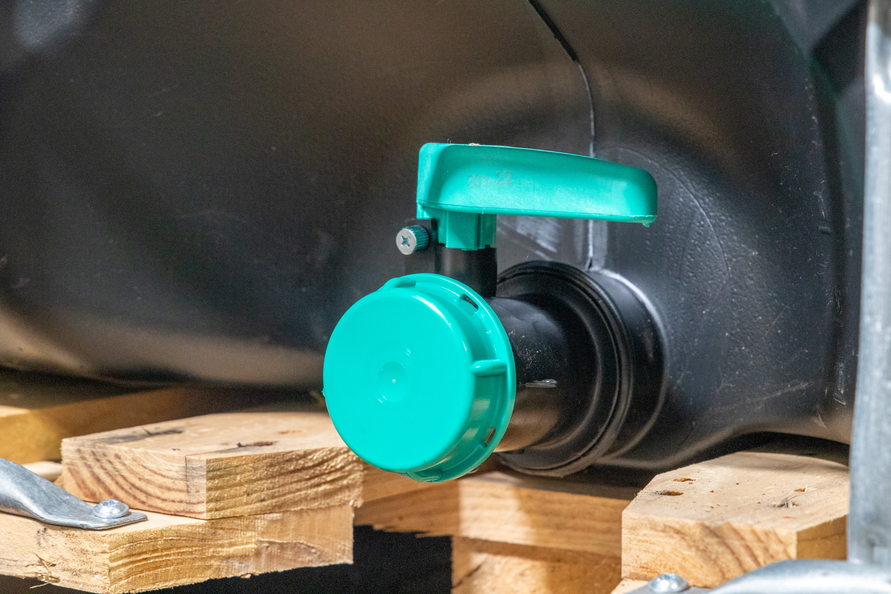IBC-Container 1000l mit schwarzem UV-Geschütztem neuem Innenbehälter auf Holzpalette 150mm Deckel und Lebensmittelzulassung