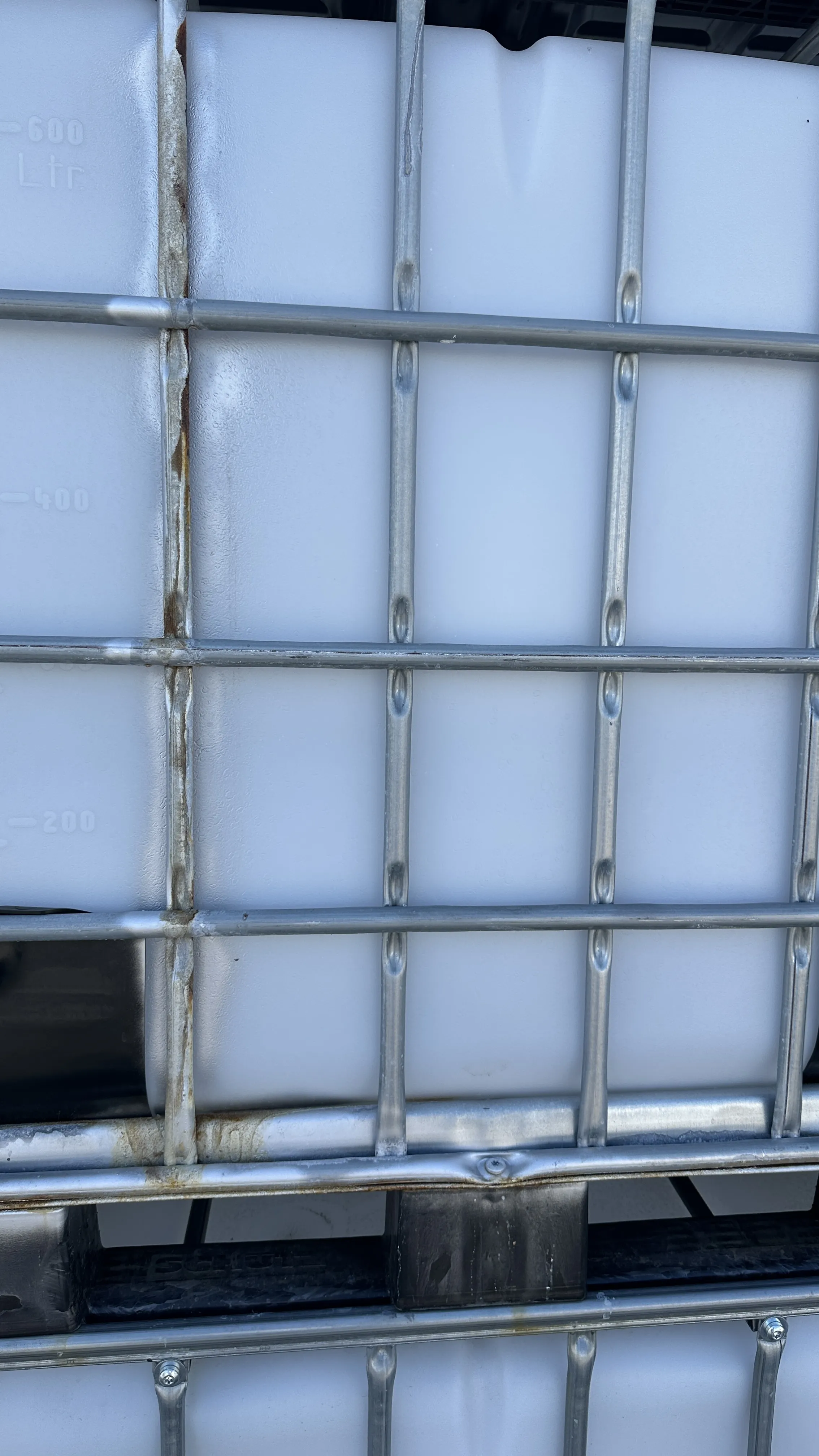 IBC-Container 600l gereinigt 1.Wahl Innen, Außen teilweise 2. Wahl auf Kunststoffpalette 150mm Deckel mit Gefahrgutzulassung