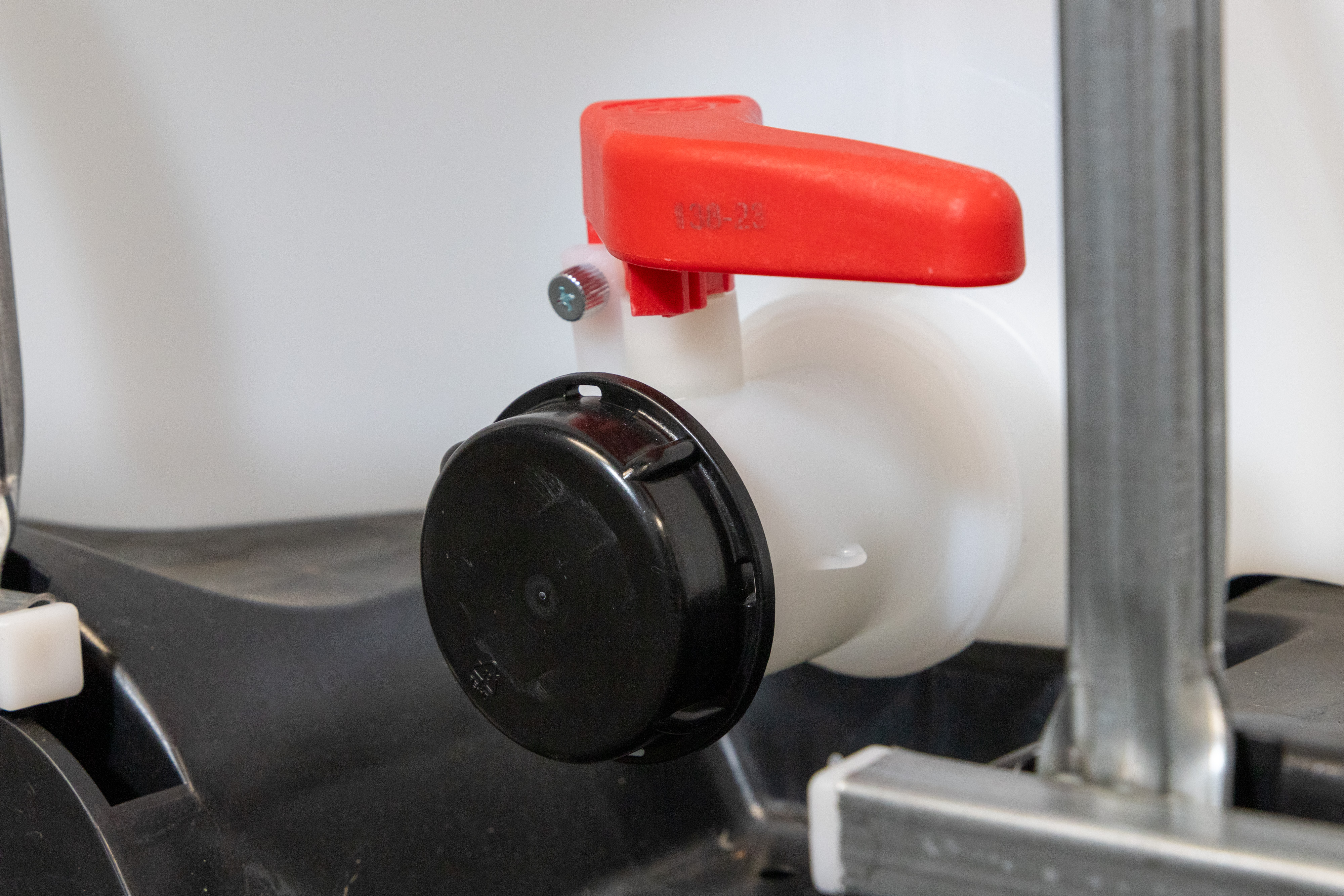 IBC-Container 1000l neu auf Kunststoffpalette 225mm großem Deckel mit Gefahrgutzulassung