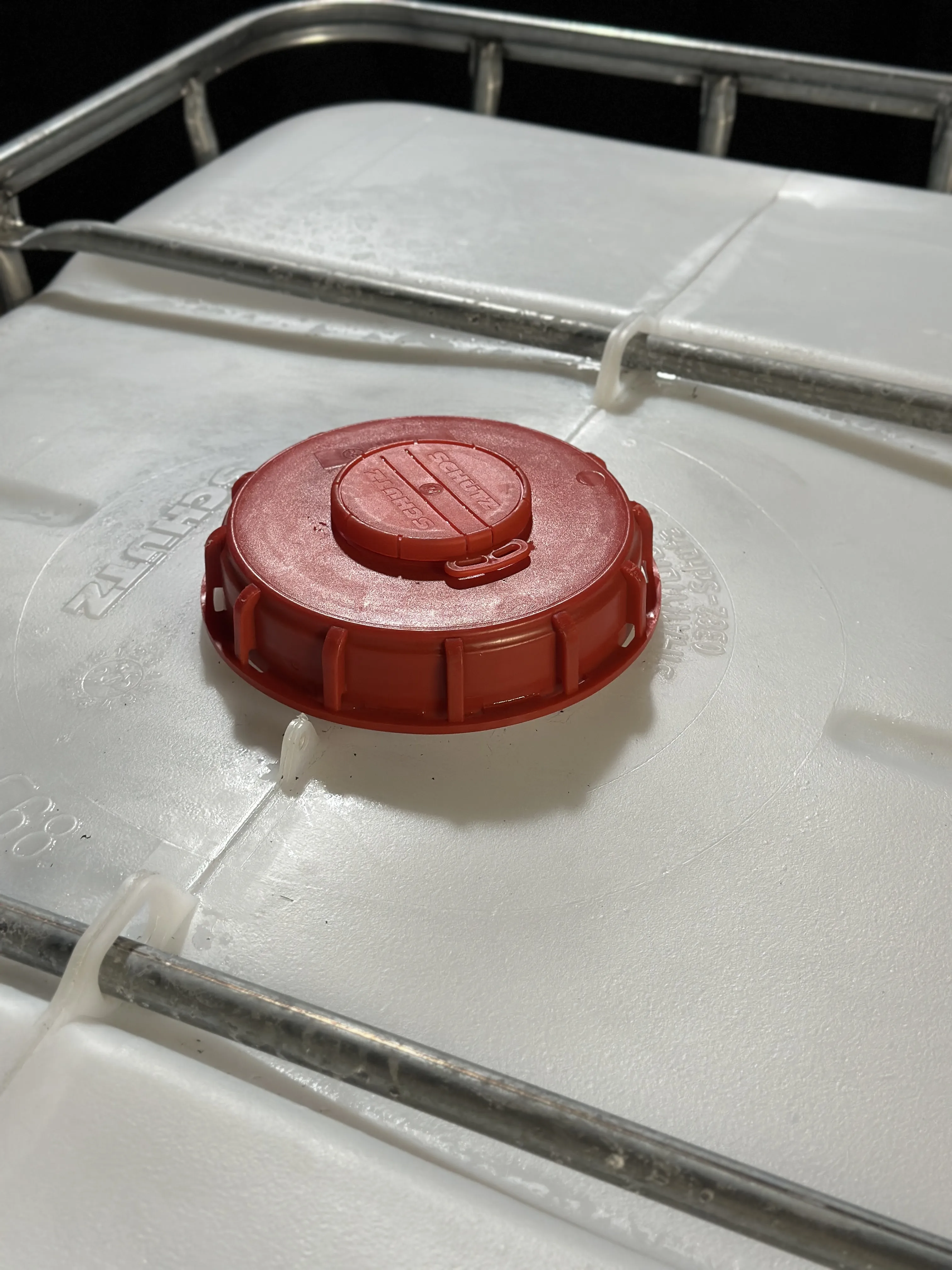 IBC-Container 600l gereinigt 1.Wahl Innen, Außen teilweise 2. Wahl auf Kunststoffpalette 150mm Deckel mit Gefahrgutzulassung