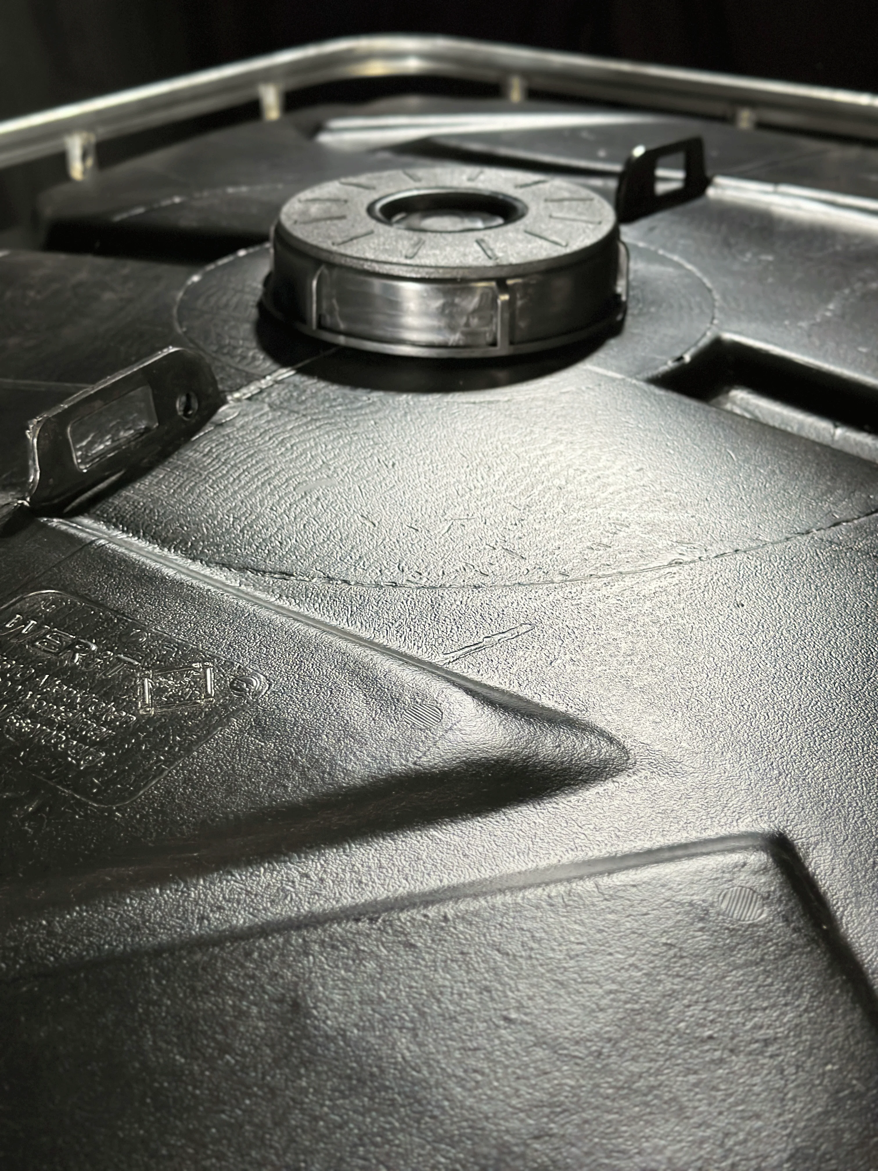 Wassertank 1000l mit schwarzem UV-geschütztem, neuem Innenbehälter auf Stahlpalette150mm Deckel, inkl. 3/4-Zoll-Wasserhahn und Lebensmittelzulassung