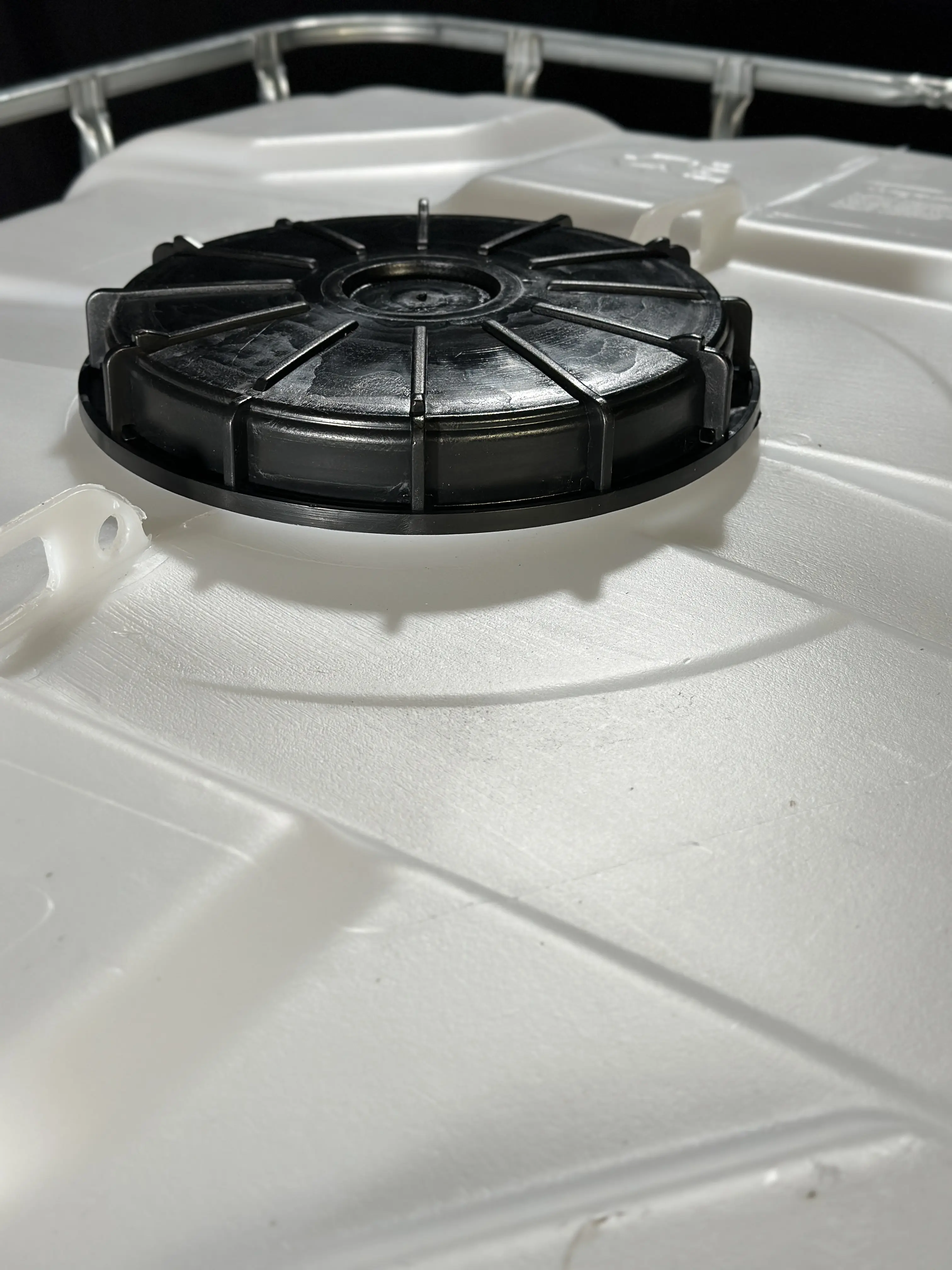 IBC-Container 1000l mit neuem Innenbehälter auf Holzpalette 225mm Deckel mit Lebensmittelzulassung und 3-Zoll-Auslauf