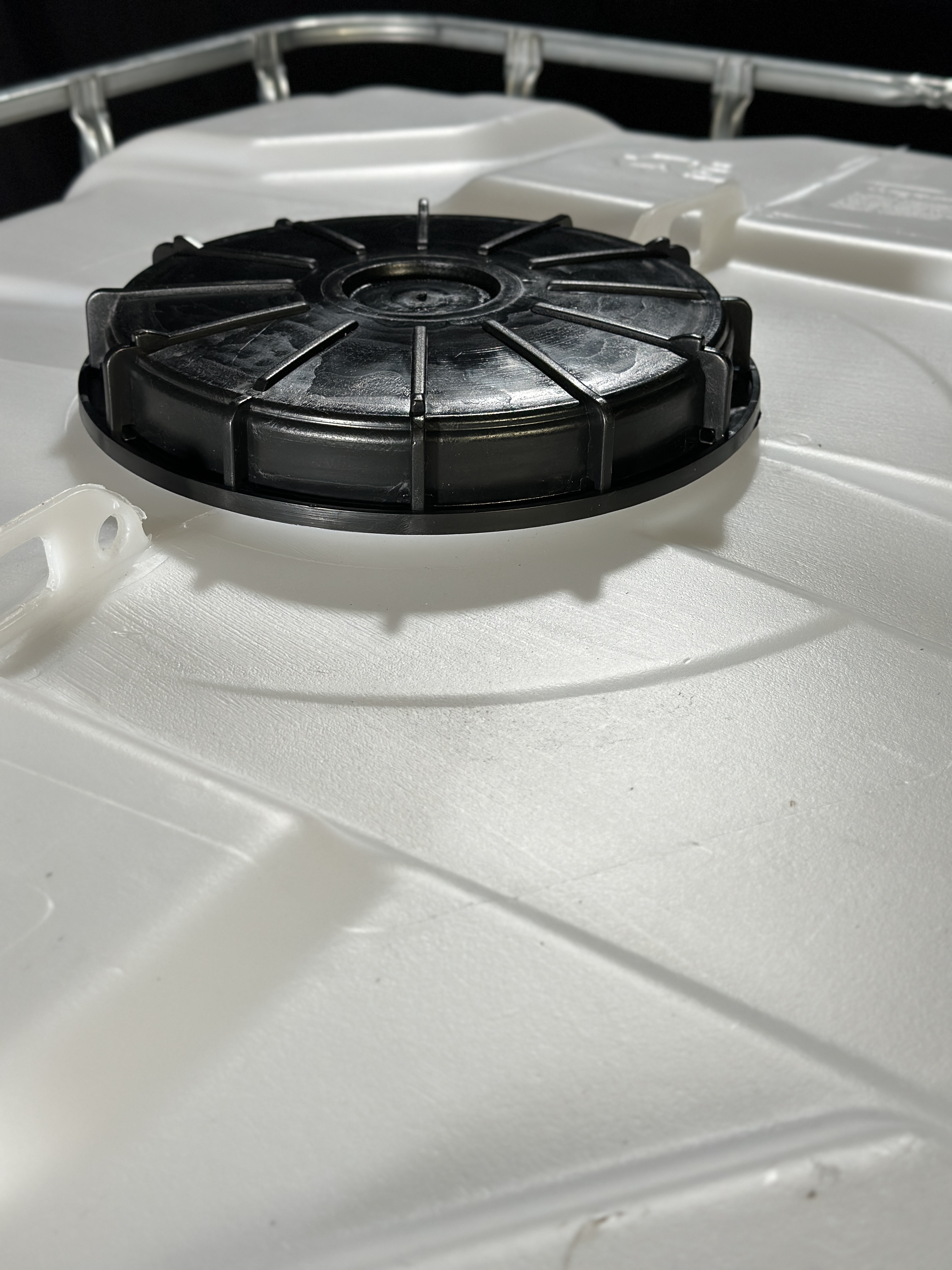 IBC-Container 1000l mit neuem Innenbehälter auf Holzpalette 225mm Deckel mit Lebensmittelzulassung und 3-Zoll-Auslauf