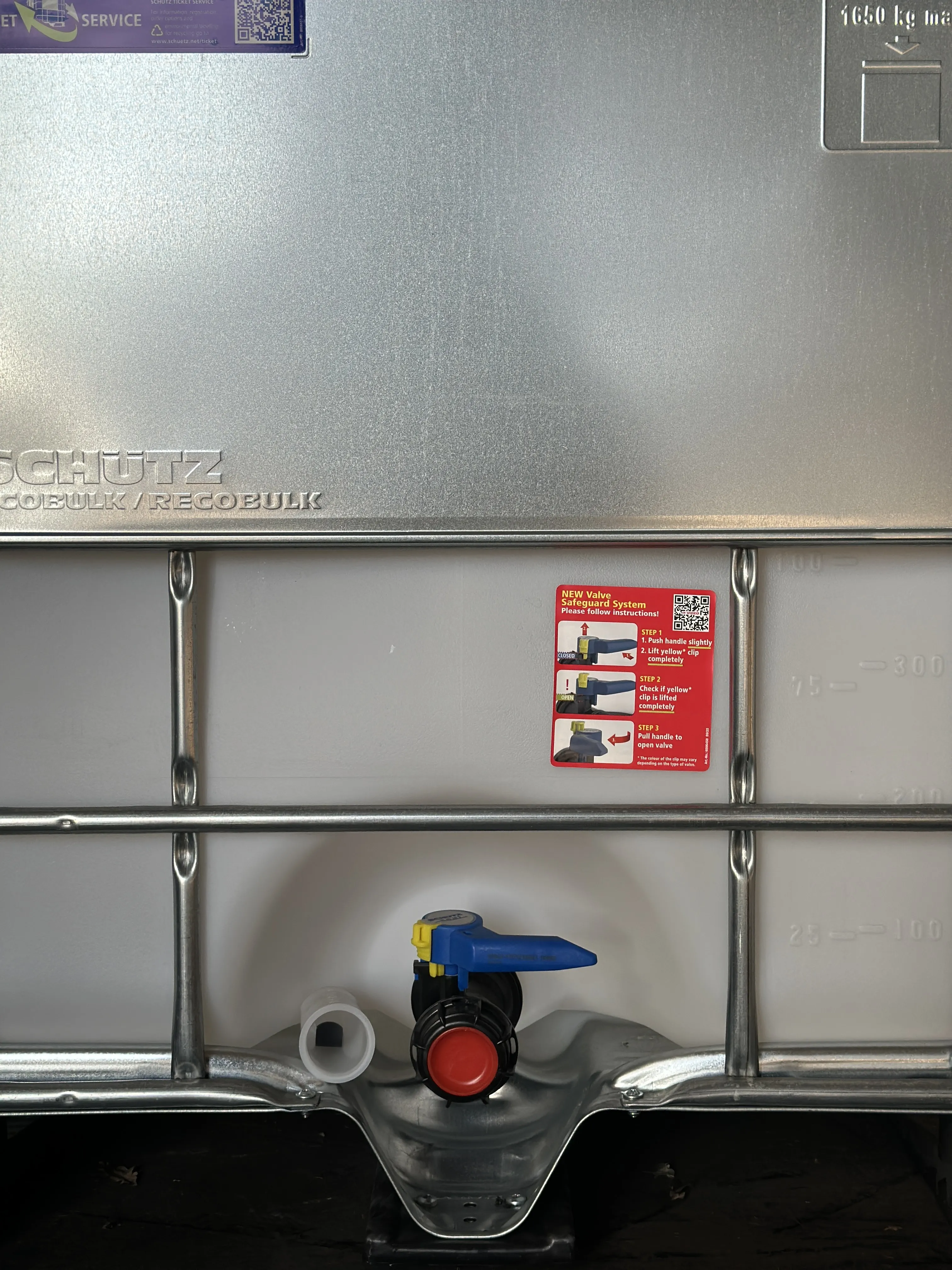 IBC-Container 1000l neu auf Kunststoffpalette, Schild mit 8 Feldern, 225mm Deckel mit D15-Entgasung (Schütz)
