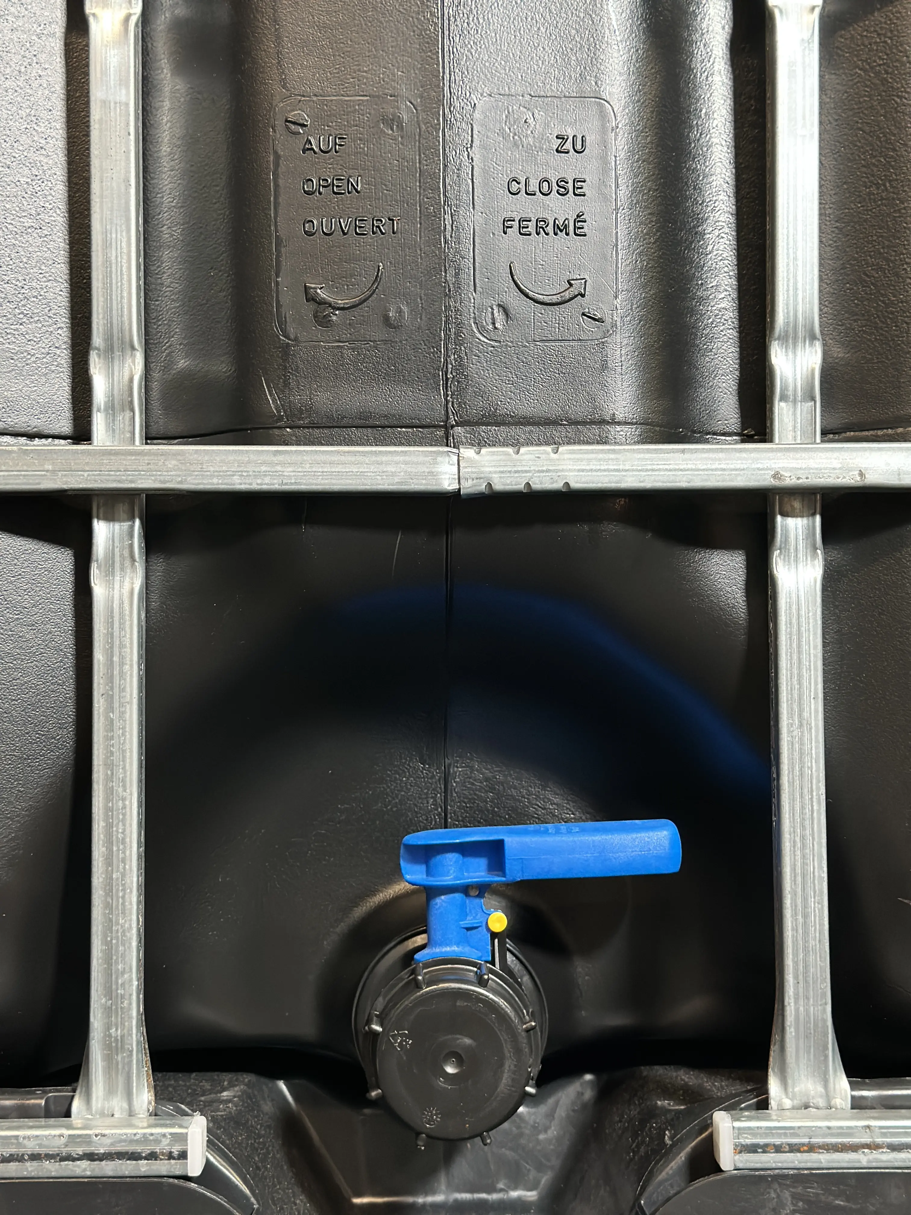 IBC-Container 1000l mit schwarzem UV-geschütztem, neuem Innenbehälter auf Kunststoffpalette 150mm Deckel mit Lebensmittelzulassung