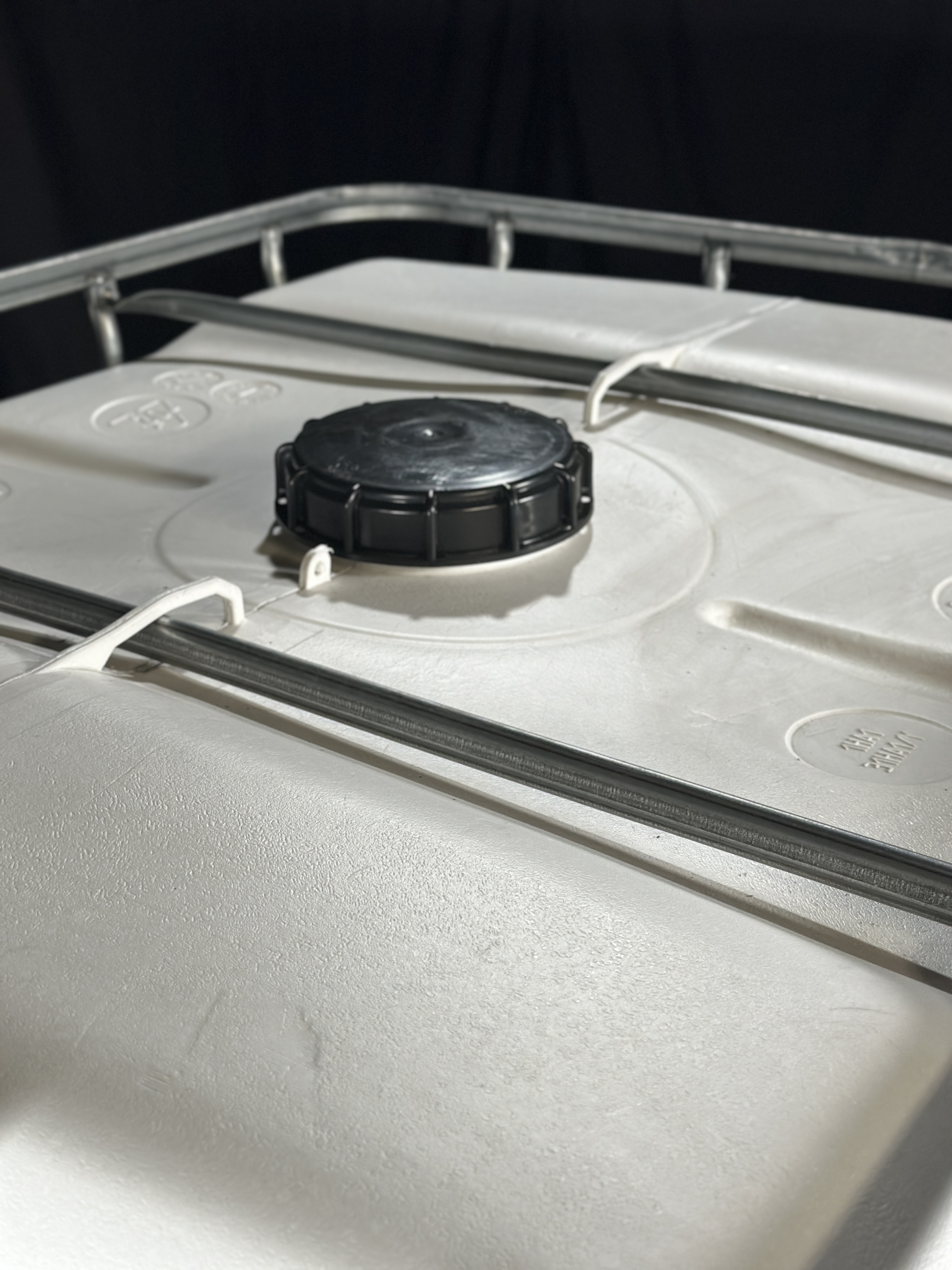 IBC-Container 1000l gereinigt mit weißem UV-geschütztem Innenbehälter auf Stahlkufenpalette 150mm Deckel