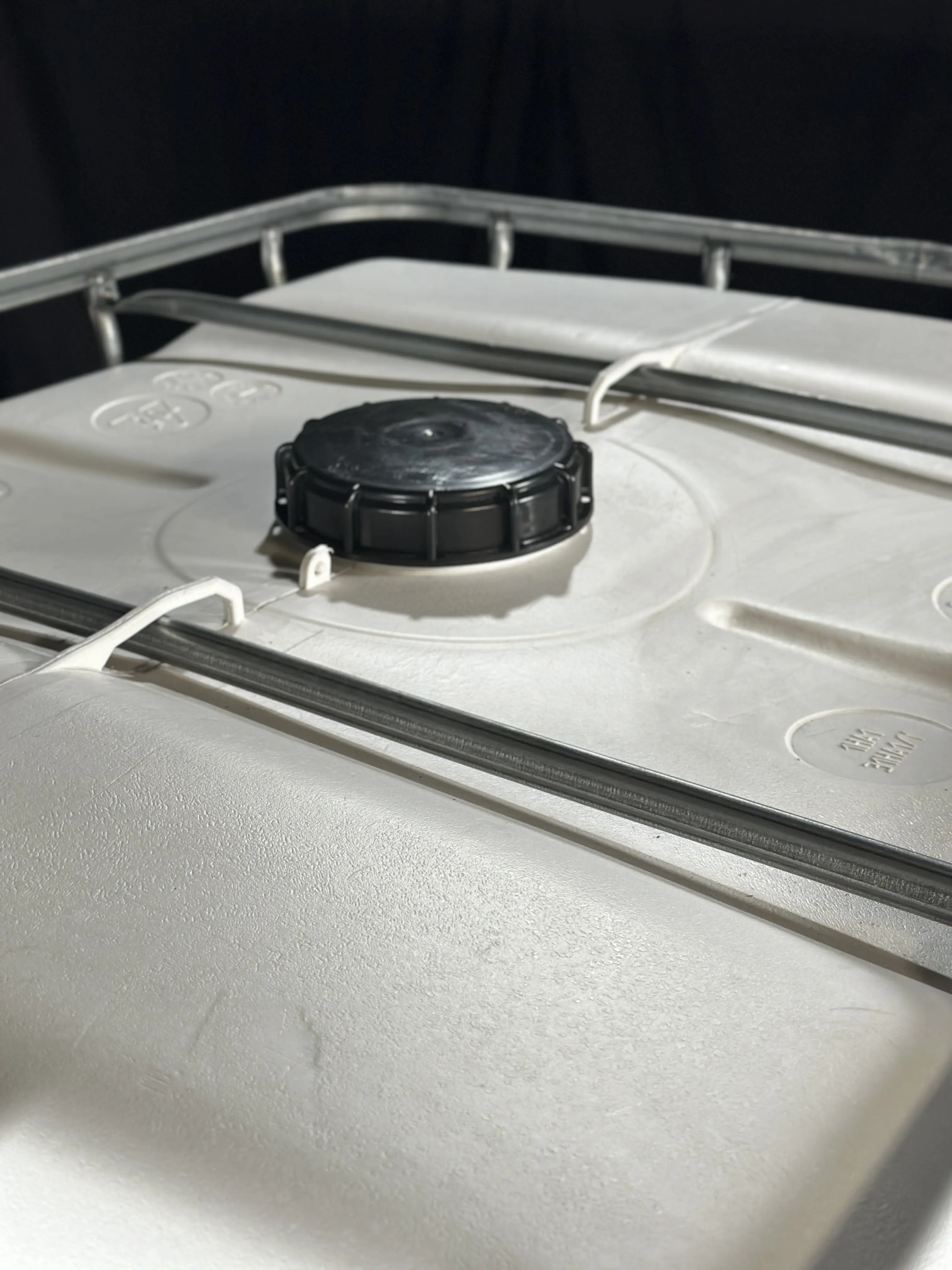 IBC-Container 1000l gereinigt mit weißem UV-geschütztem Innenbehälter auf Stahlkufenpalette 150mm Deckel