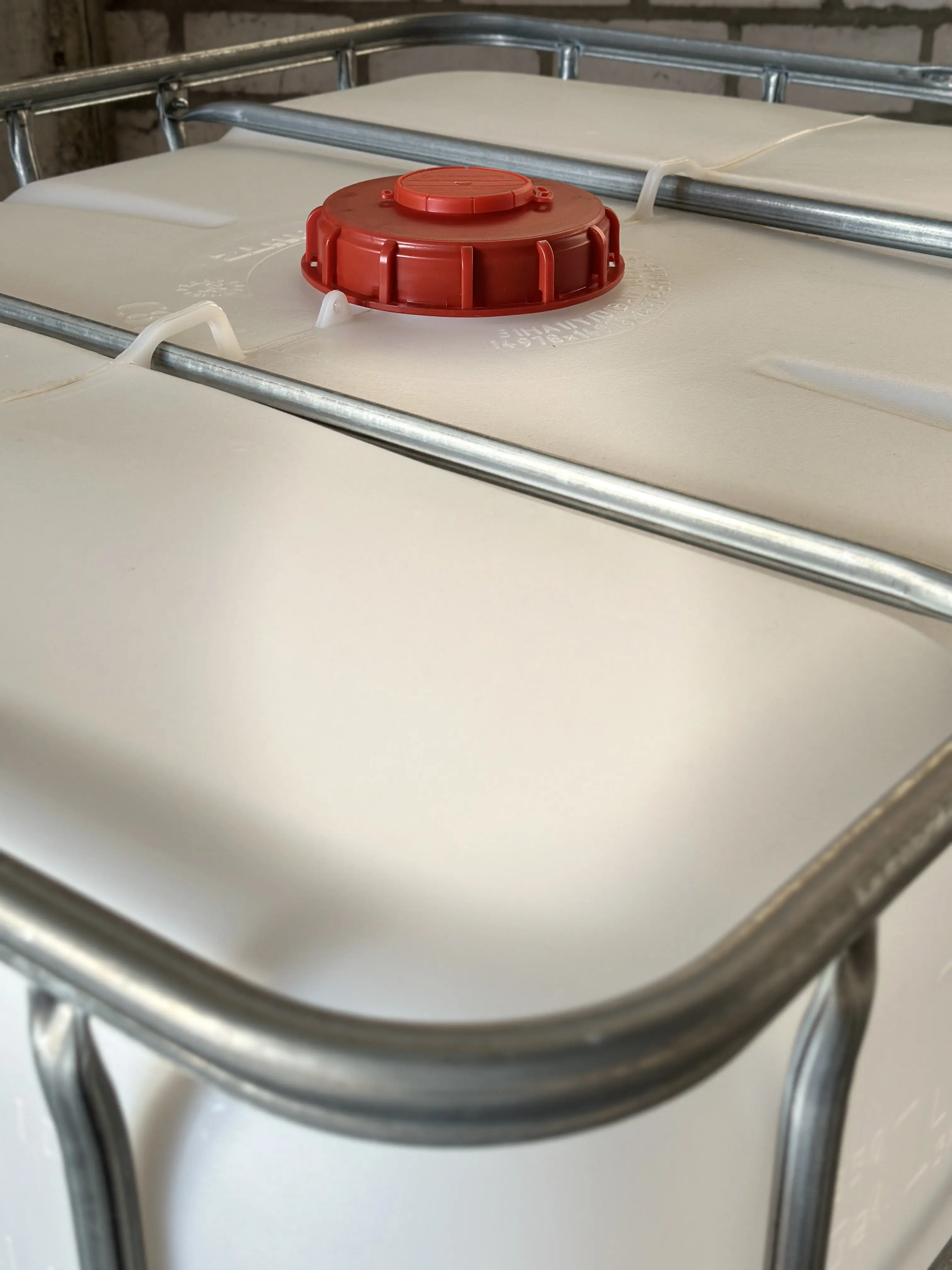 IBC-Container 1000l neu auf Stahlkufenpalette 150mm Deckel mit Gefahrgutzulassung und D15-Entgasung mit Kugelhahn (Schütz)