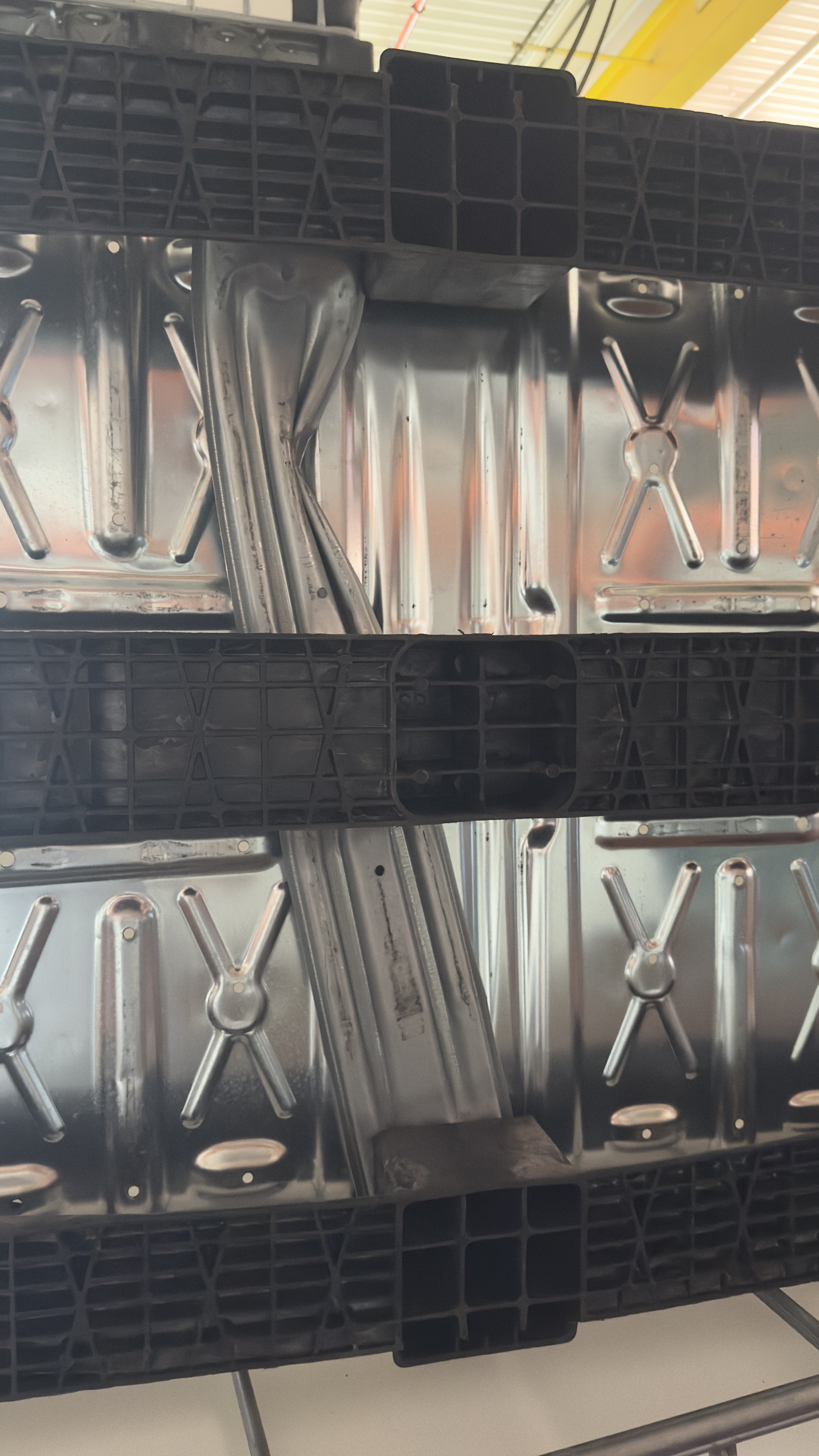 IBC-Container 1000l mit neuem Innenbehälter auf Kunststoffpalette!(Bruch auf der Unterseite,Siehe Foto 4-5)! 150mm Deckel mit Gefahrgutzulassung (Schütz)