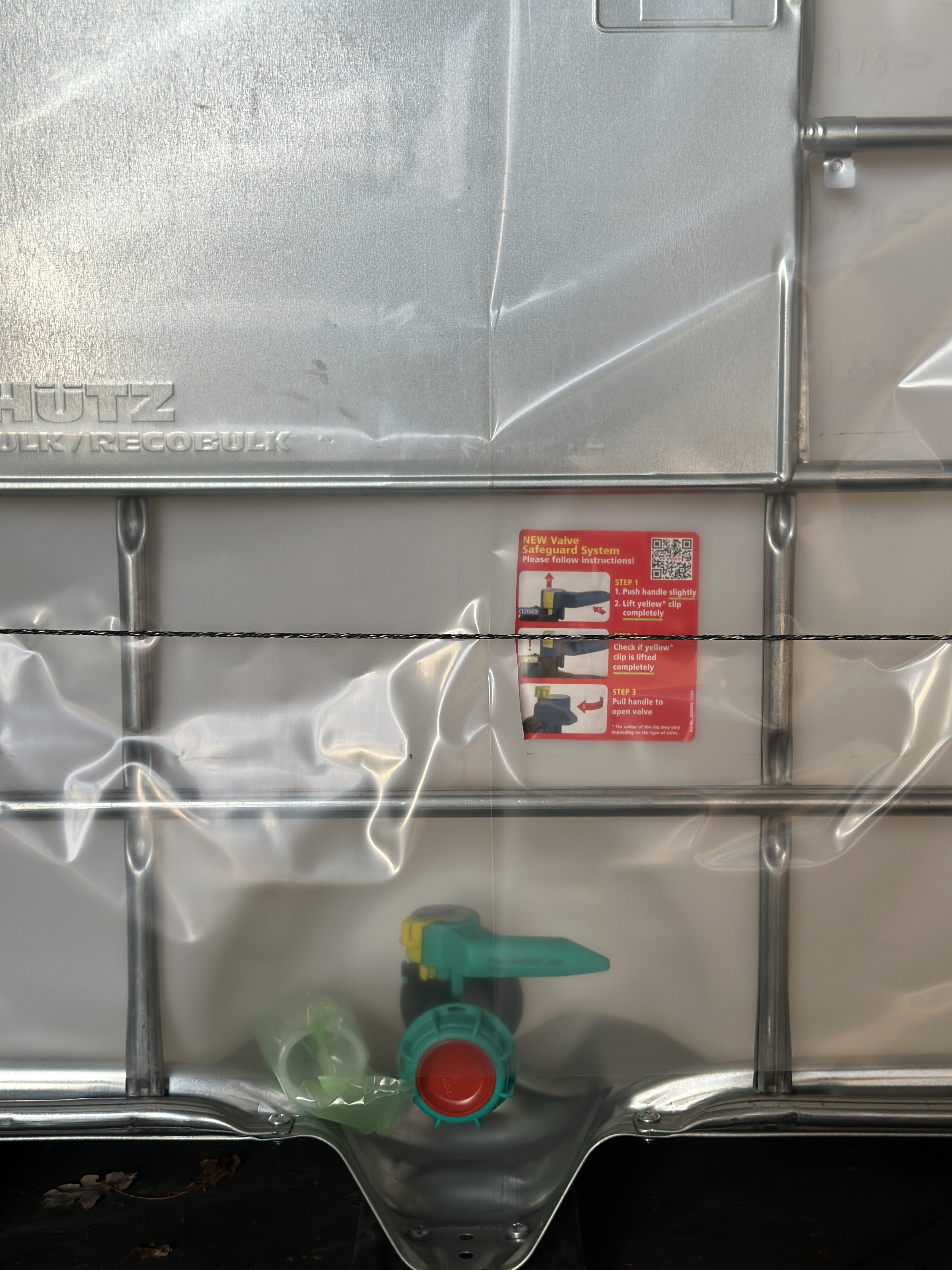 IBC-Container 1000l neu auf Kunststoffpalette 225mm Deckel mit Gefahrgutzulassung und Lebensmittelzulassung mit Staubschutzhaube