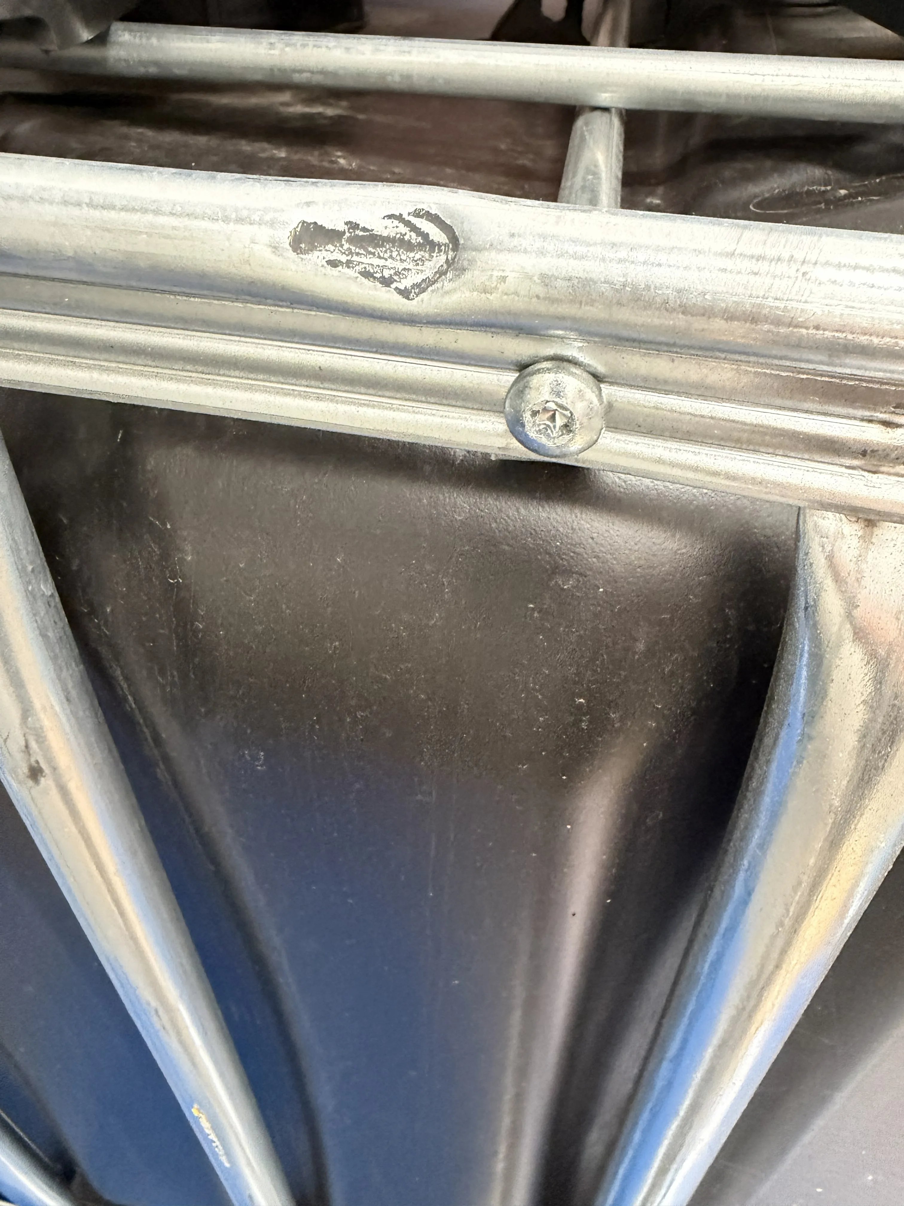 IBC-Container 600l neu mit beschädigter Gitterbox schwarz auf Kunststoffpalette 150mm Deckel mit Gefahrgutzulassung und Lebensmittelzulassung (Werit)