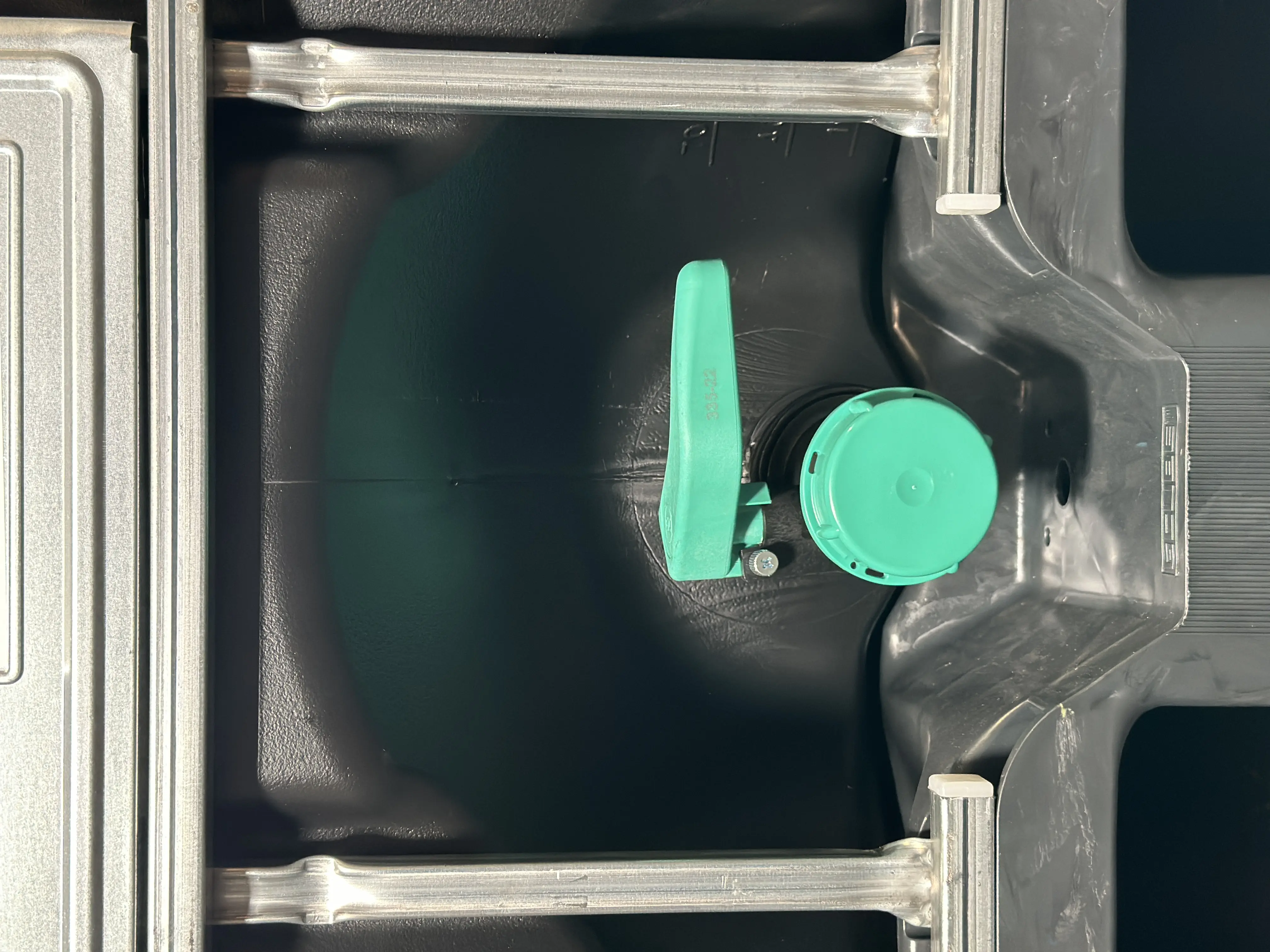 IBC-Container 1000l neu schwarz auf Kunststoffpalette 150mm Deckel mit Gefahrgutzulassung und Lebensmittelzulassung