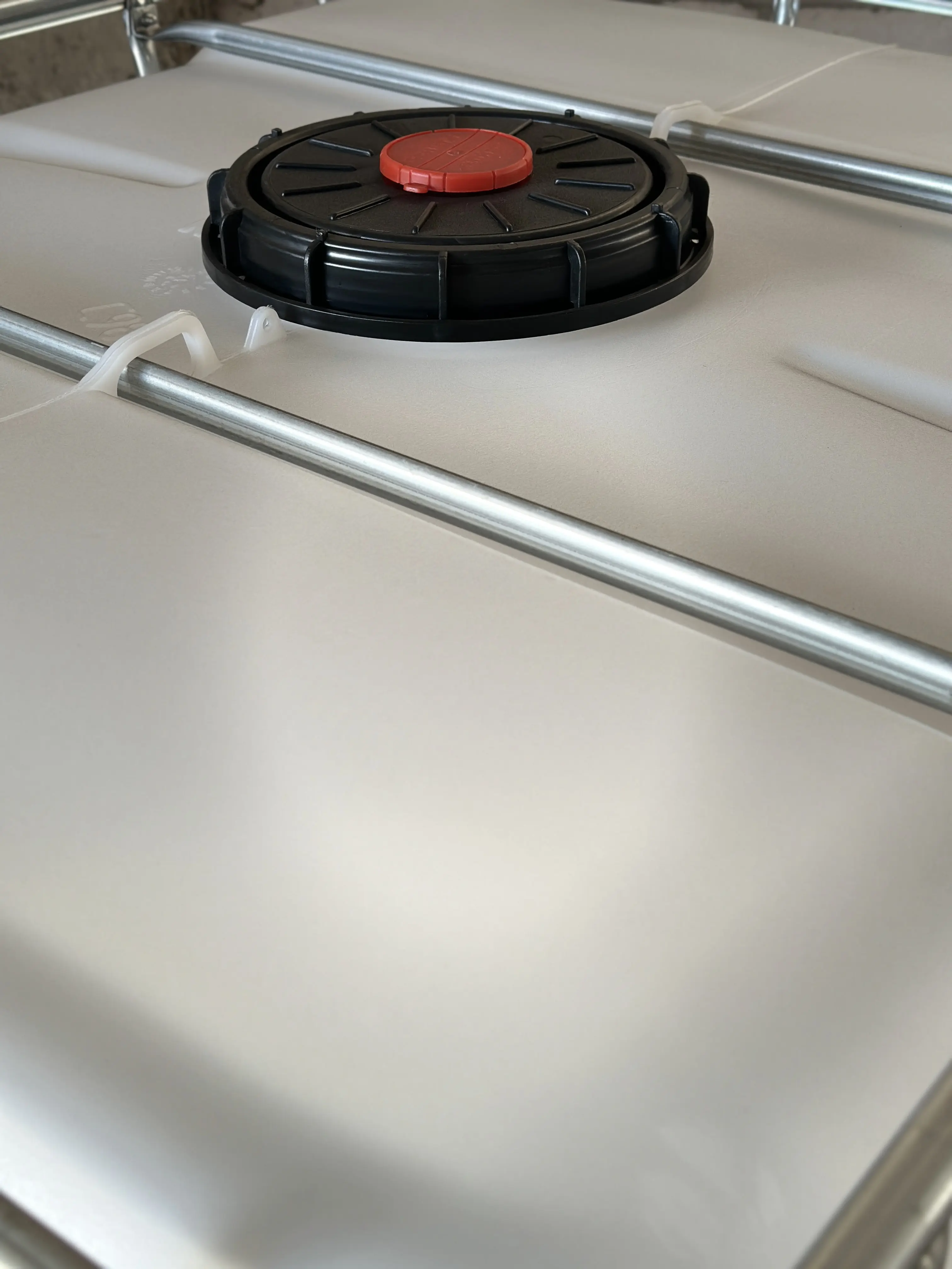 IBC-Container 1000l neu auf Kunststoffpalette 225mm Deckel mit Entgasung (Schütz) 