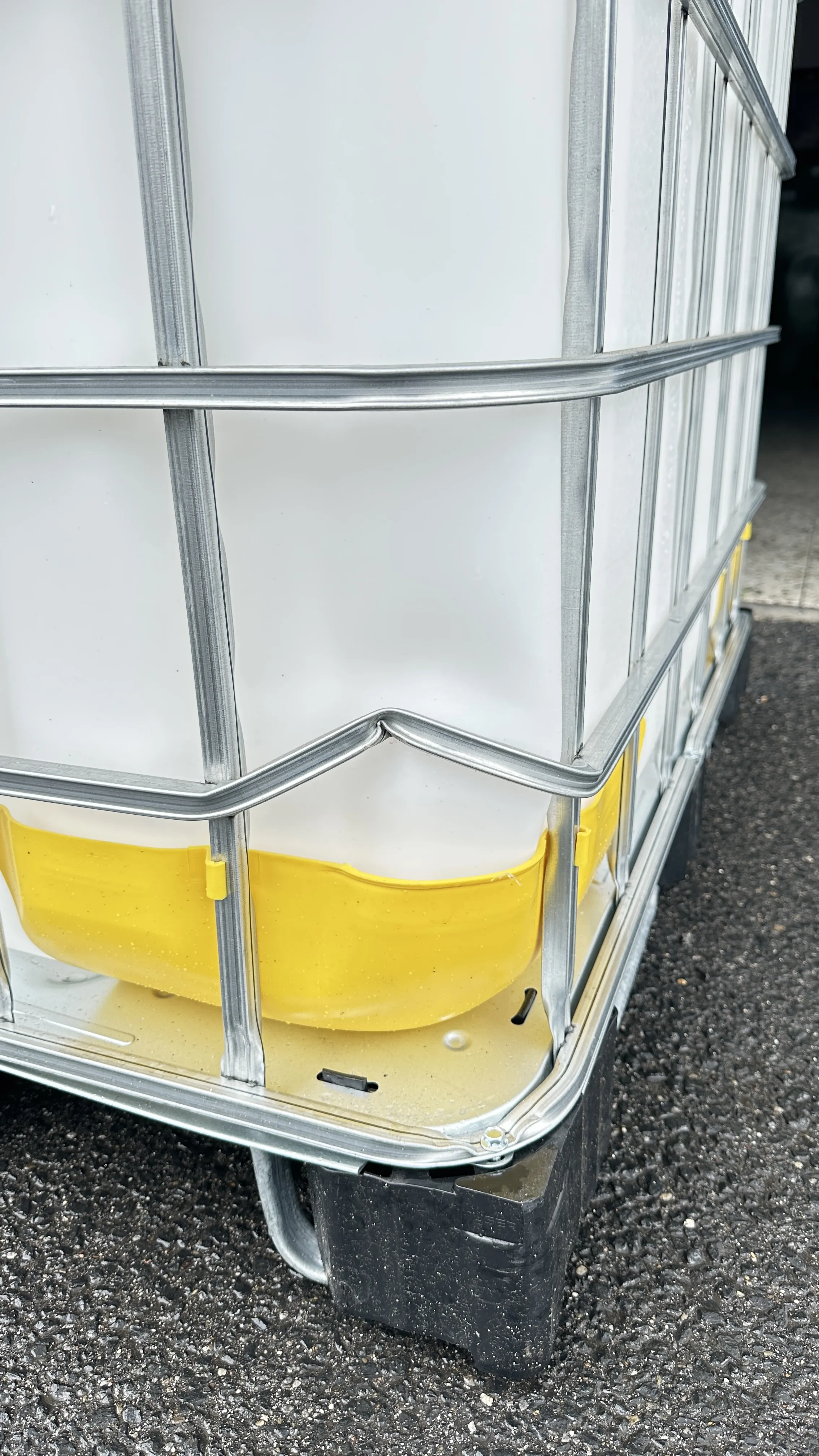 IBC-Container 1000l neu Ex-geschützt auf Hybridkufenpalette mit beschädigter Gitterbox (Foto 4) 225mm Deckel und Gefahrgutzulassung mit D15-Entgasung