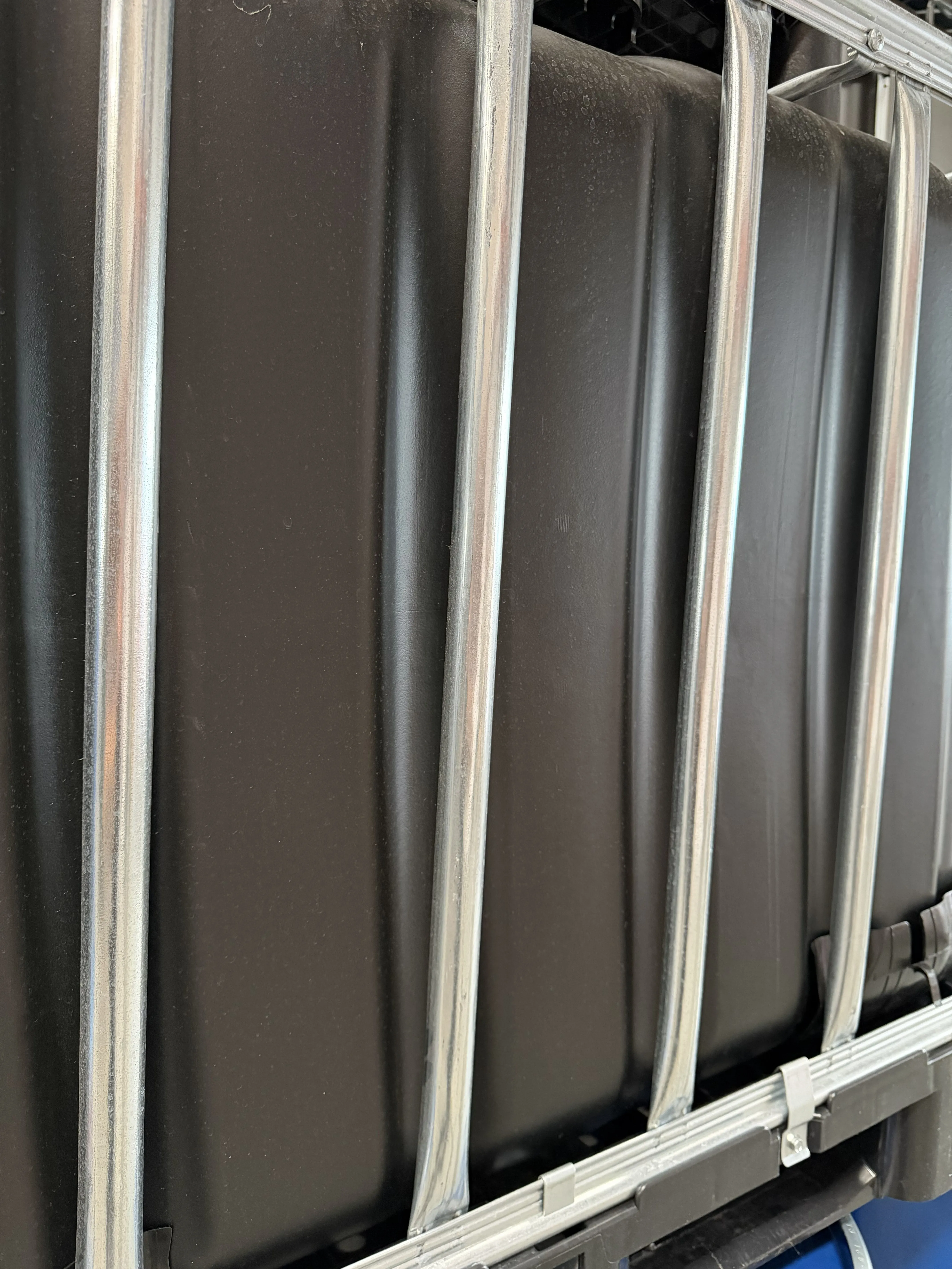 IBC-Container 600l neu mit beschädigter Gitterbox schwarz auf Kunststoffpalette 150mm Deckel mit Gefahrgutzulassung und Lebensmittelzulassung (Werit)