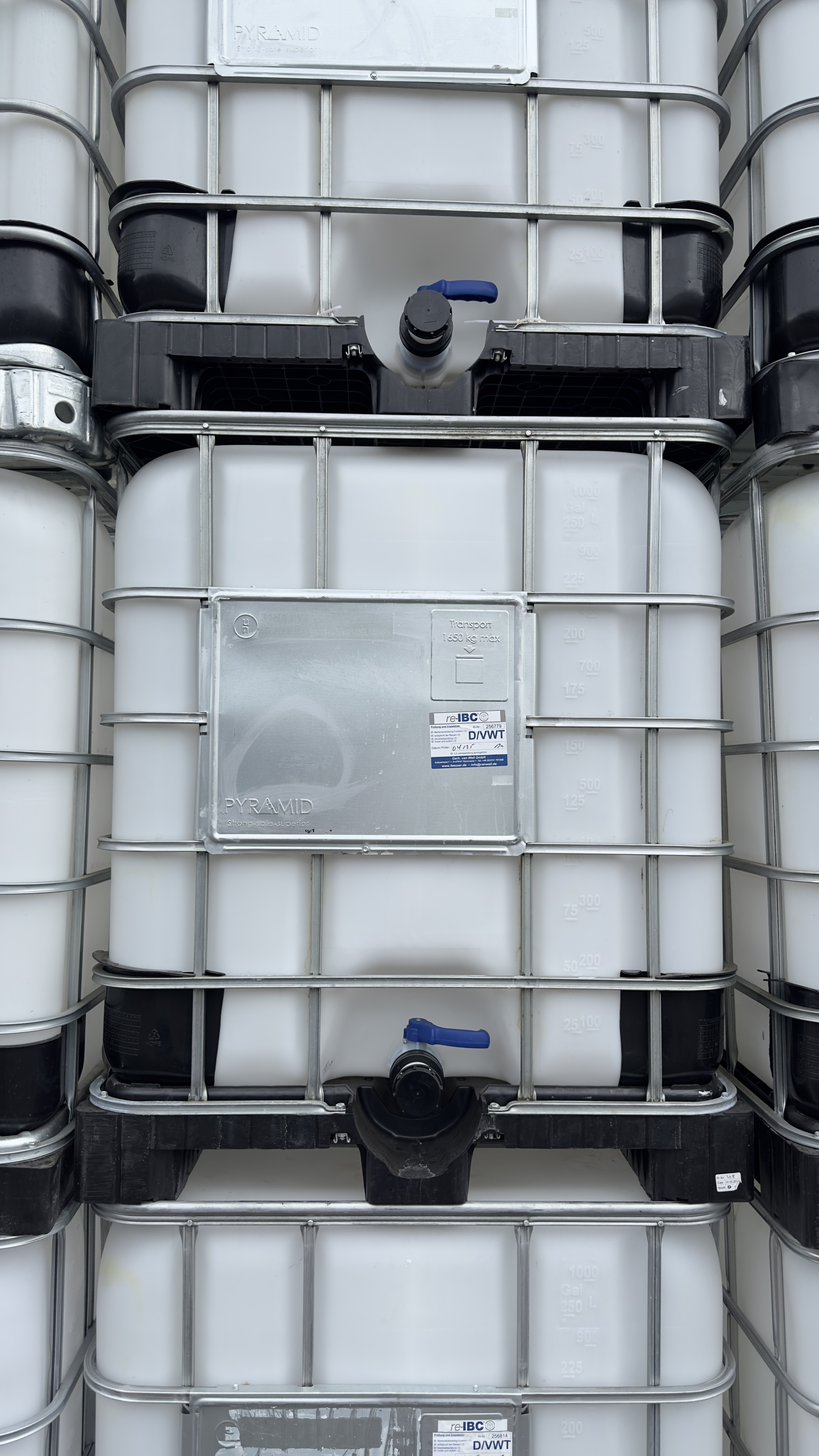 IBC-Container 1000l gereinigt,mit Feingewinde Auslauf auf Stahl/Kunststoffpalette, 1.Wahl