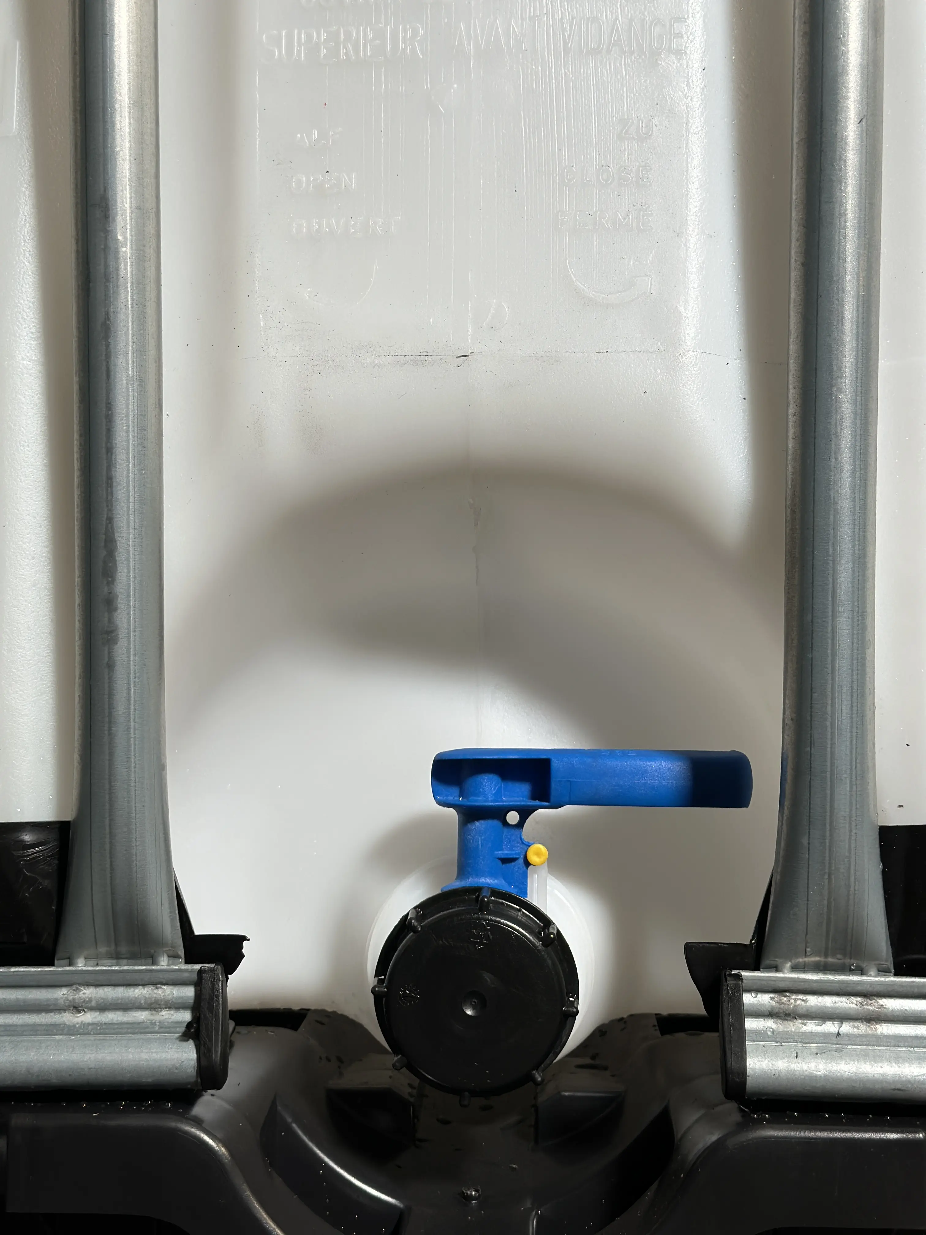 IBC-Container 800l neu mit kleinen Kratzern 150mm Deckel mit Gefahrgutzulassung und Lebensmittelzulassung (Werit)   IBC-Container 800l neu (Bruchstelle an der Kunststoffpalette) 150mm Deckel mit Gefahrgutzulassung und Lebensmittelzulassung (Werit)