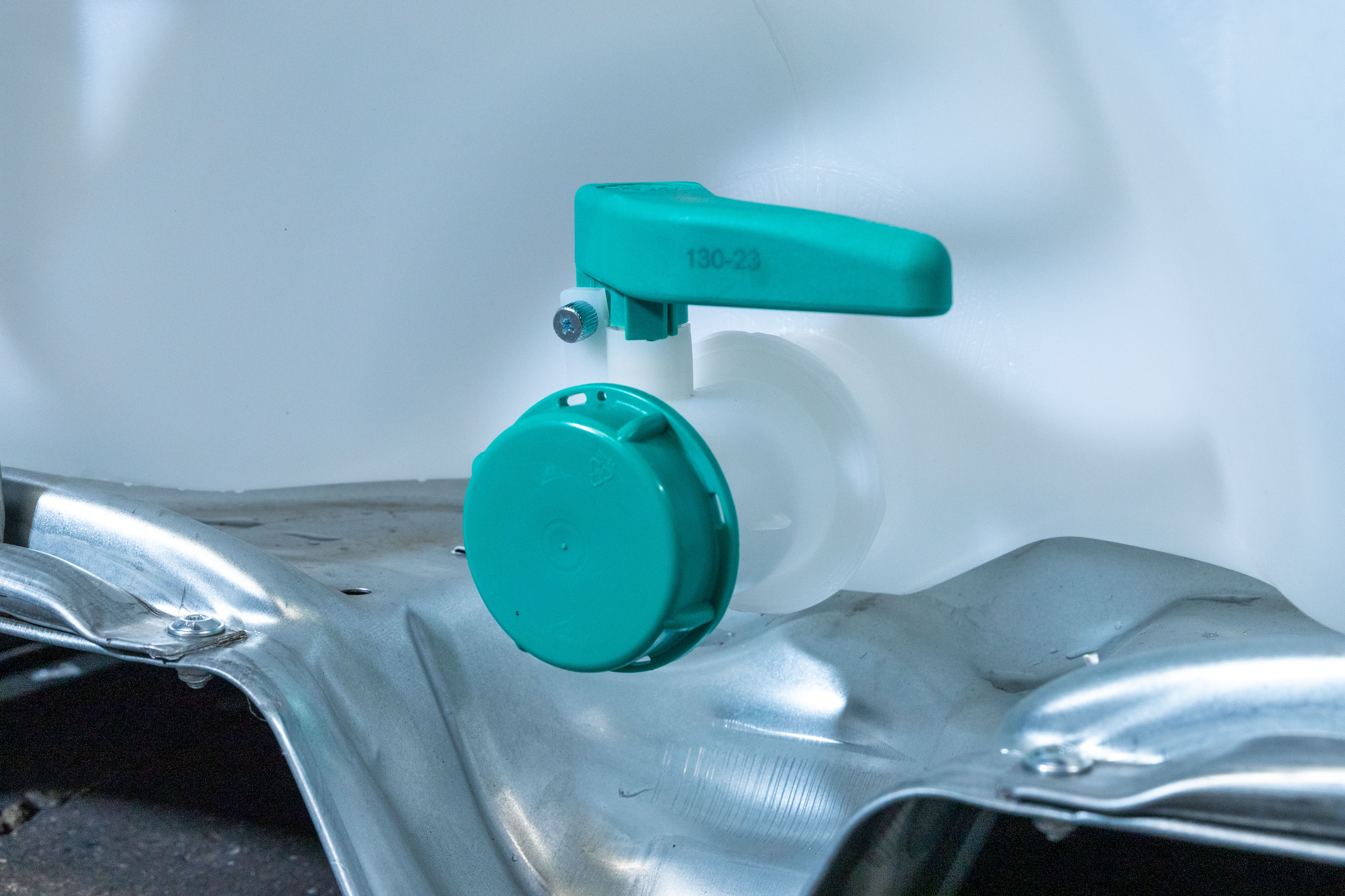 Wassertank 1000l mit neuem Innenbehälter auf Stahlrahmenpalette 150mm Deckel als IBC-Container inklusive 1 Zoll Wasserhahn und Lebensmittelzulassung