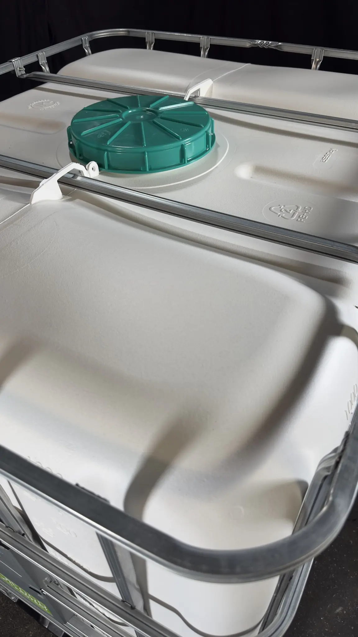 IBC-Container 1000l neu weiß UV-Geschützt auf Kunststoffpalette 225mm Deckel mit Gefahrgutzulassung und Lebensmittelzulassung