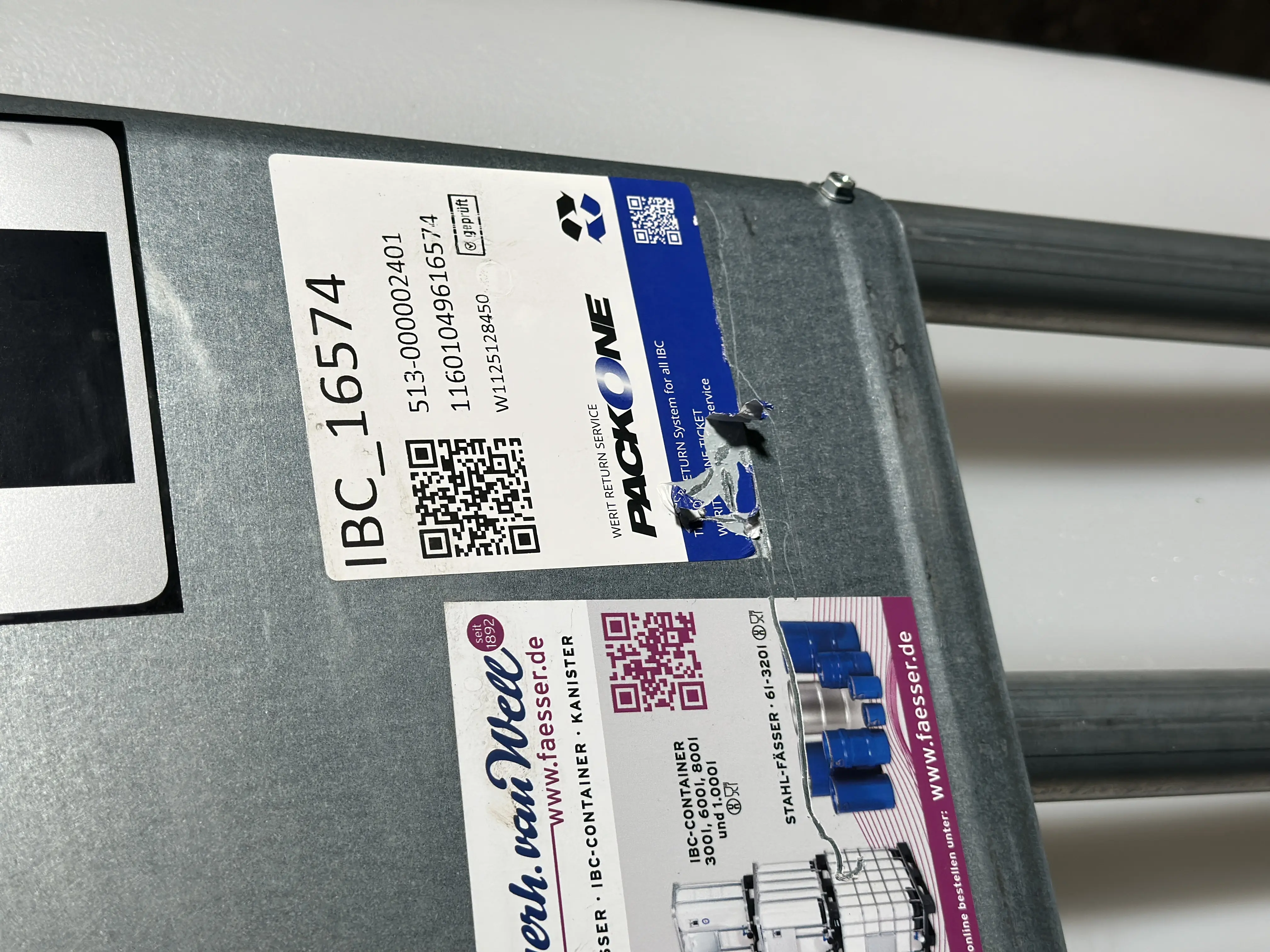 IBC-Container 800l neu mit kleinen Kratzern 150mm Deckel mit Gefahrgutzulassung und Lebensmittelzulassung (Werit)   IBC-Container 800l neu (Bruchstelle an der Kunststoffpalette) 150mm Deckel mit Gefahrgutzulassung und Lebensmittelzulassung (Werit)