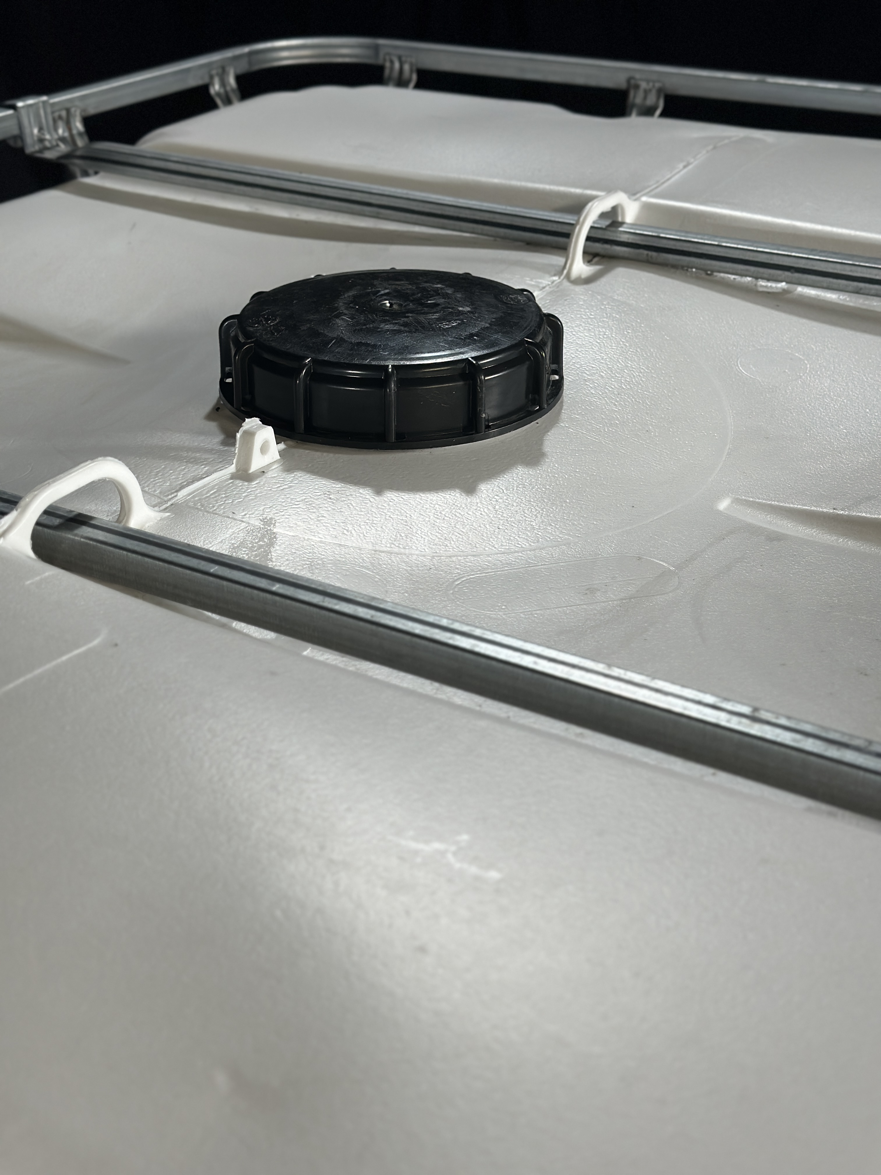 IBC-Container 1000l gereinigt mit weißem UV-geschütztem Innenbehälter auf Stahlkufenpalette 150mm Deckel