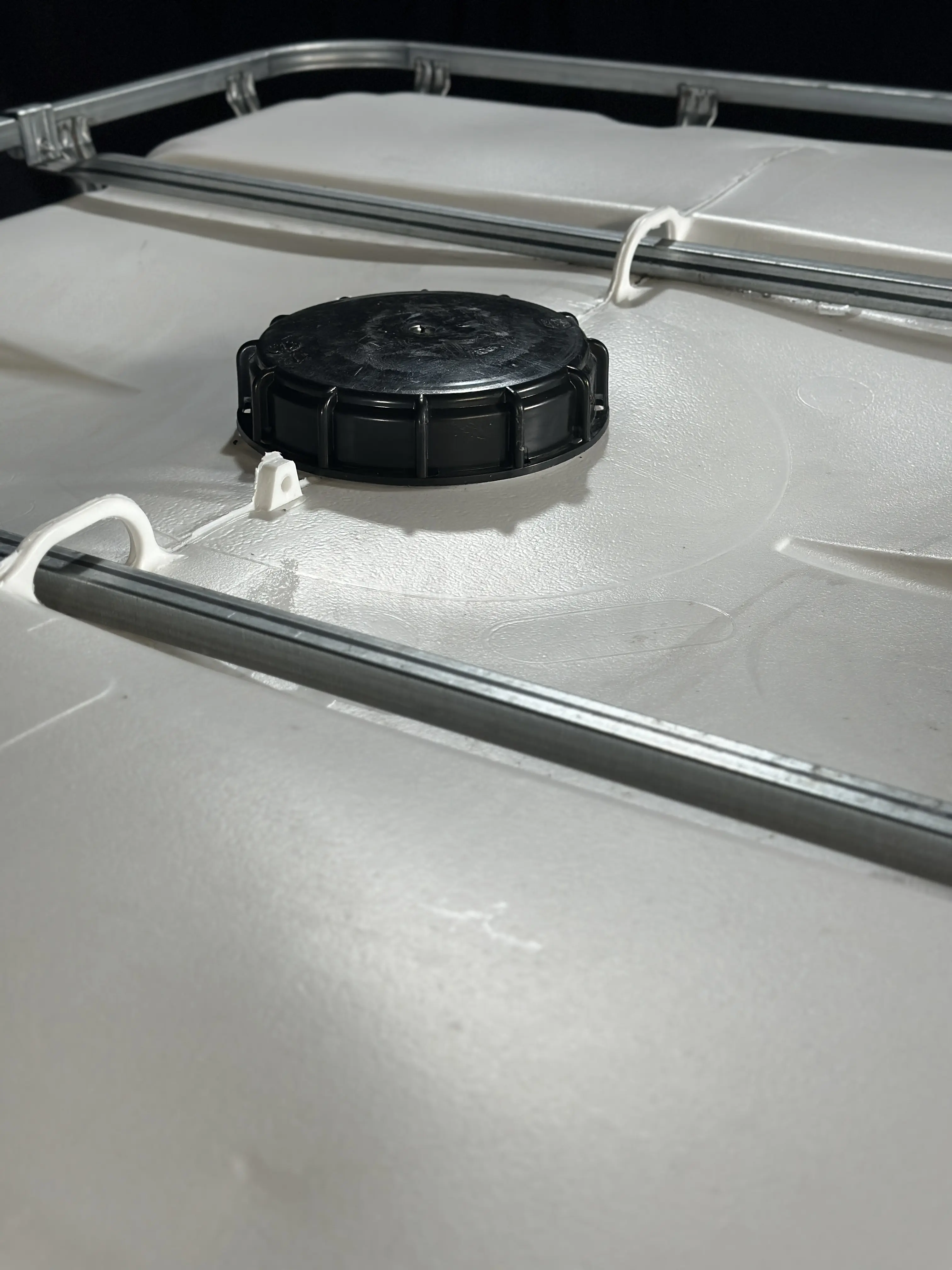 IBC-Container 1000l gereinigt mit weißem UV-geschütztem Innenbehälter auf Stahlkufenpalette 150mm Deckel