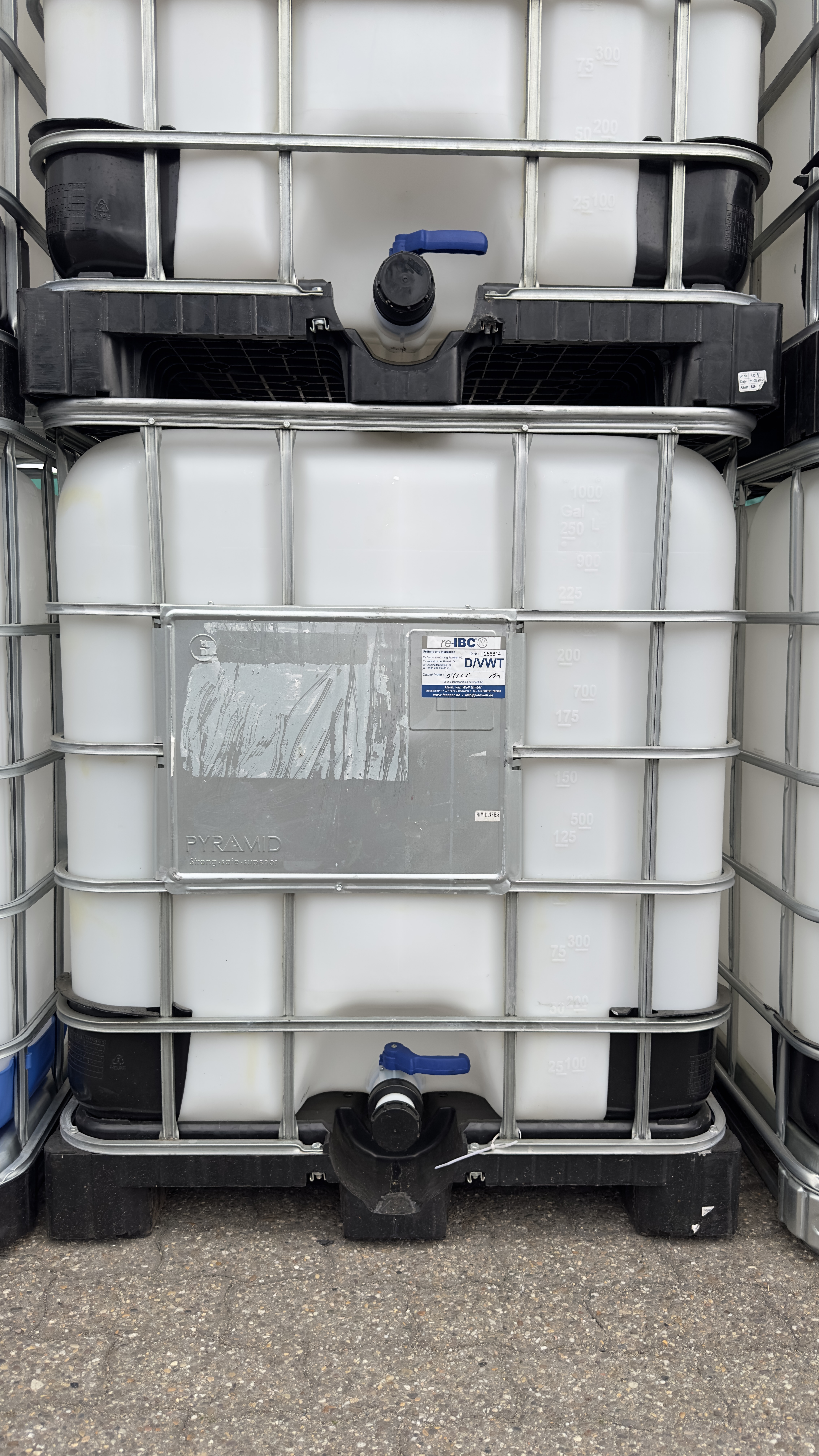 IBC-Container 1000l gereinigt,mit Feingewinde Auslauf auf Stahl/Kunststoffpalette, 1.Wahl