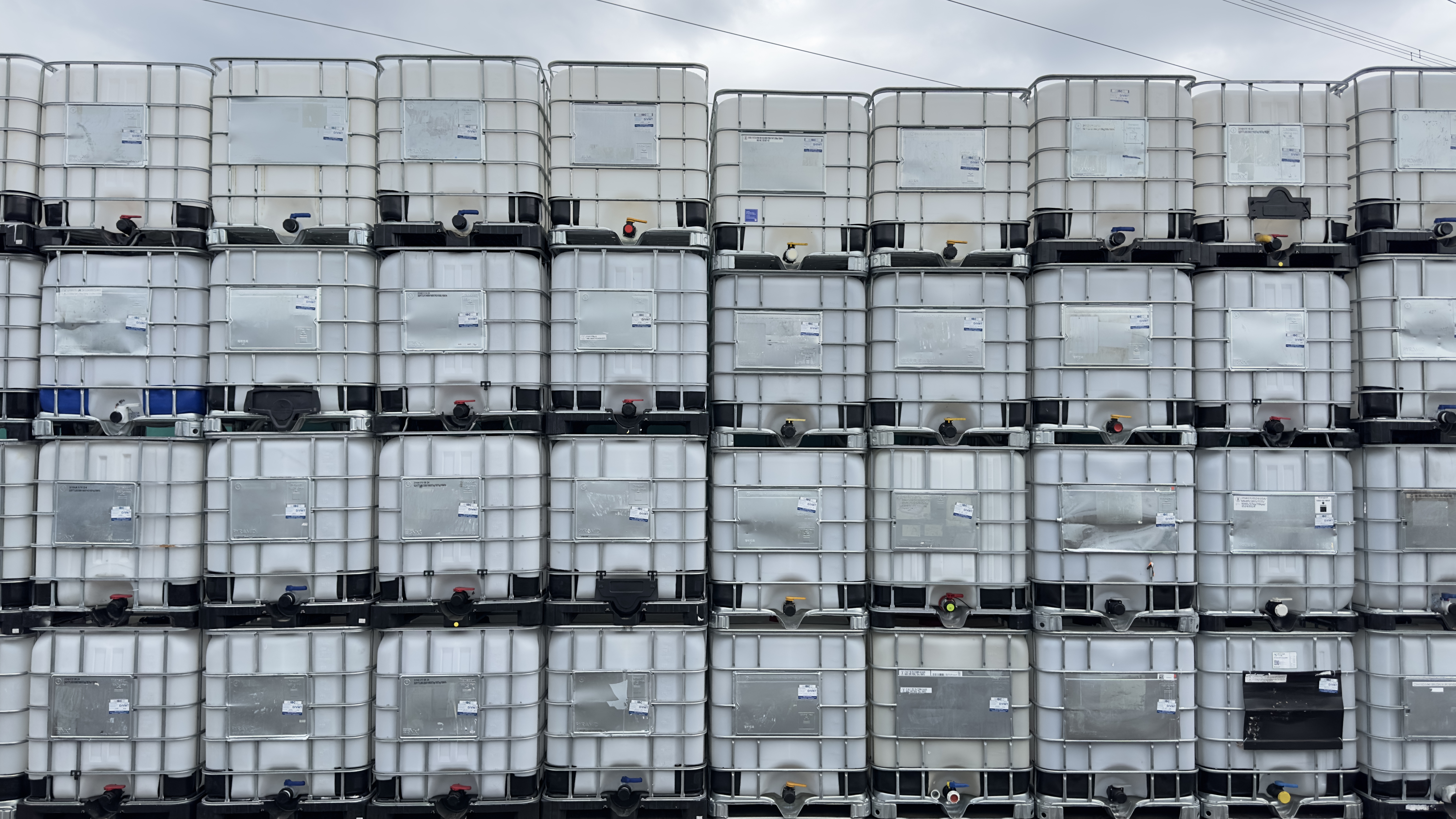 IBC-Container 1000l gereinigt,mit Feingewinde Auslauf auf Stahl/Kunststoffpalette, 1.Wahl