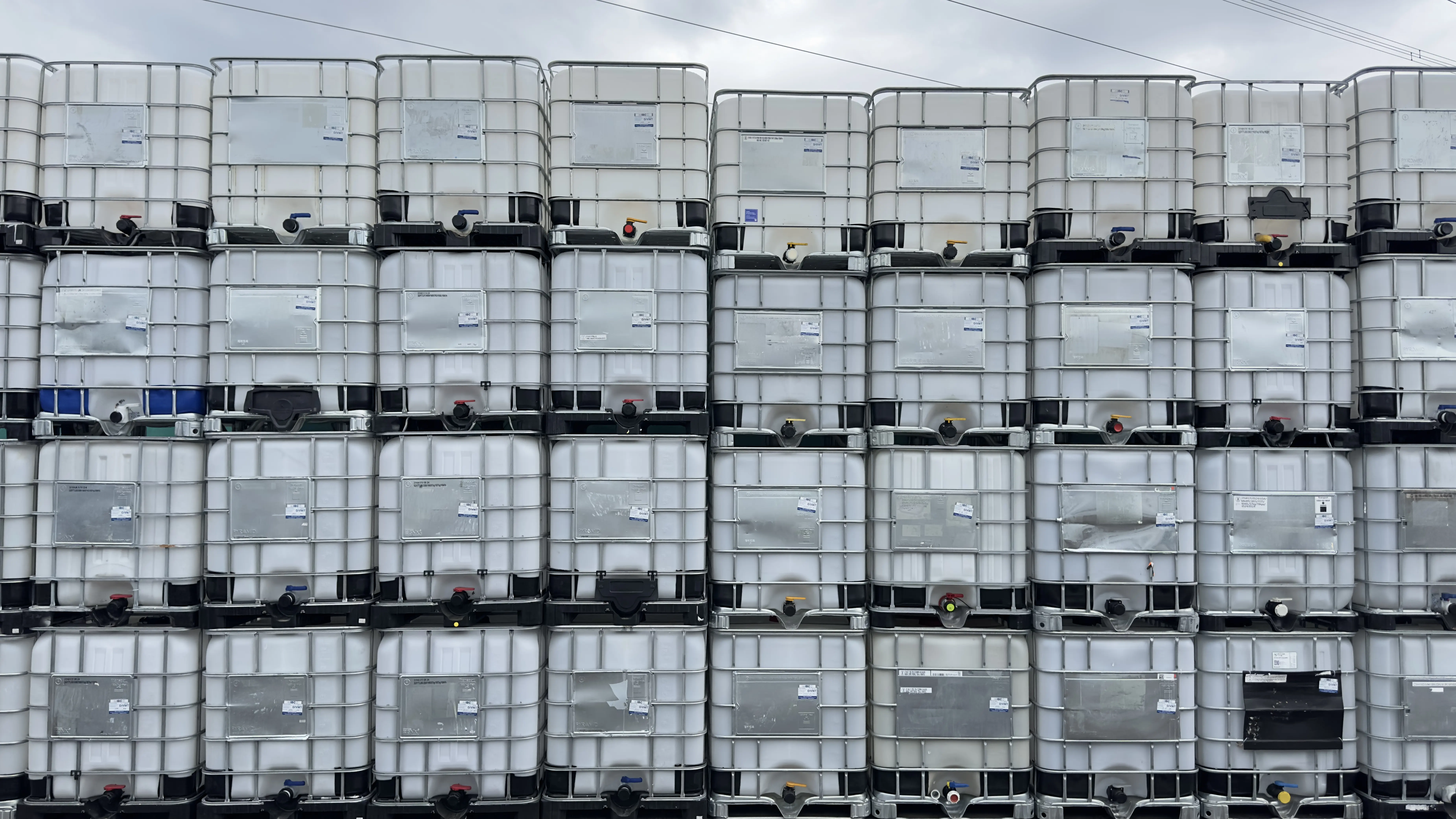 IBC-Container 1000l gereinigt,mit Feingewinde Auslauf auf Stahl/Kunststoffpalette, 1.Wahl